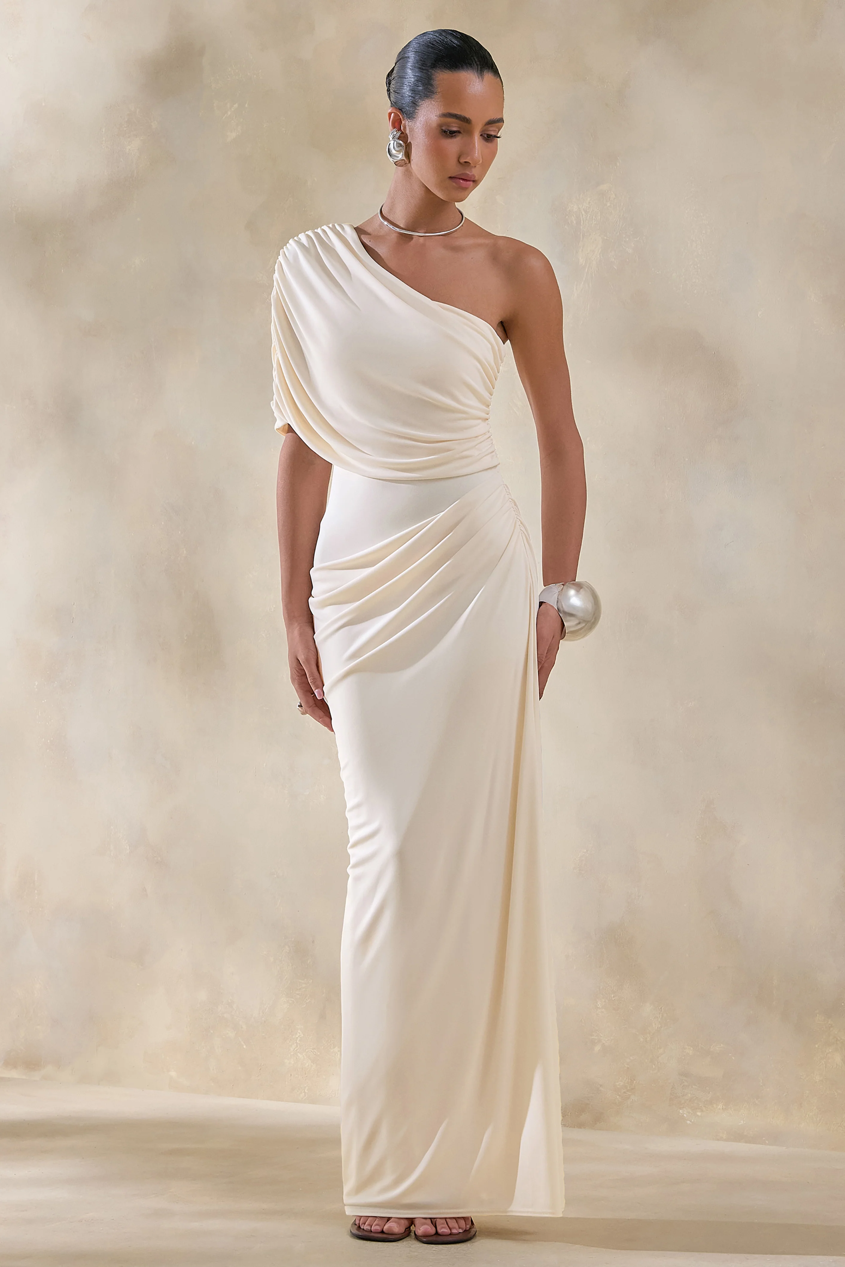 Iberia | Crème Maxi Jurk met Asymmetrische Hals en Draperende Details - Image 5