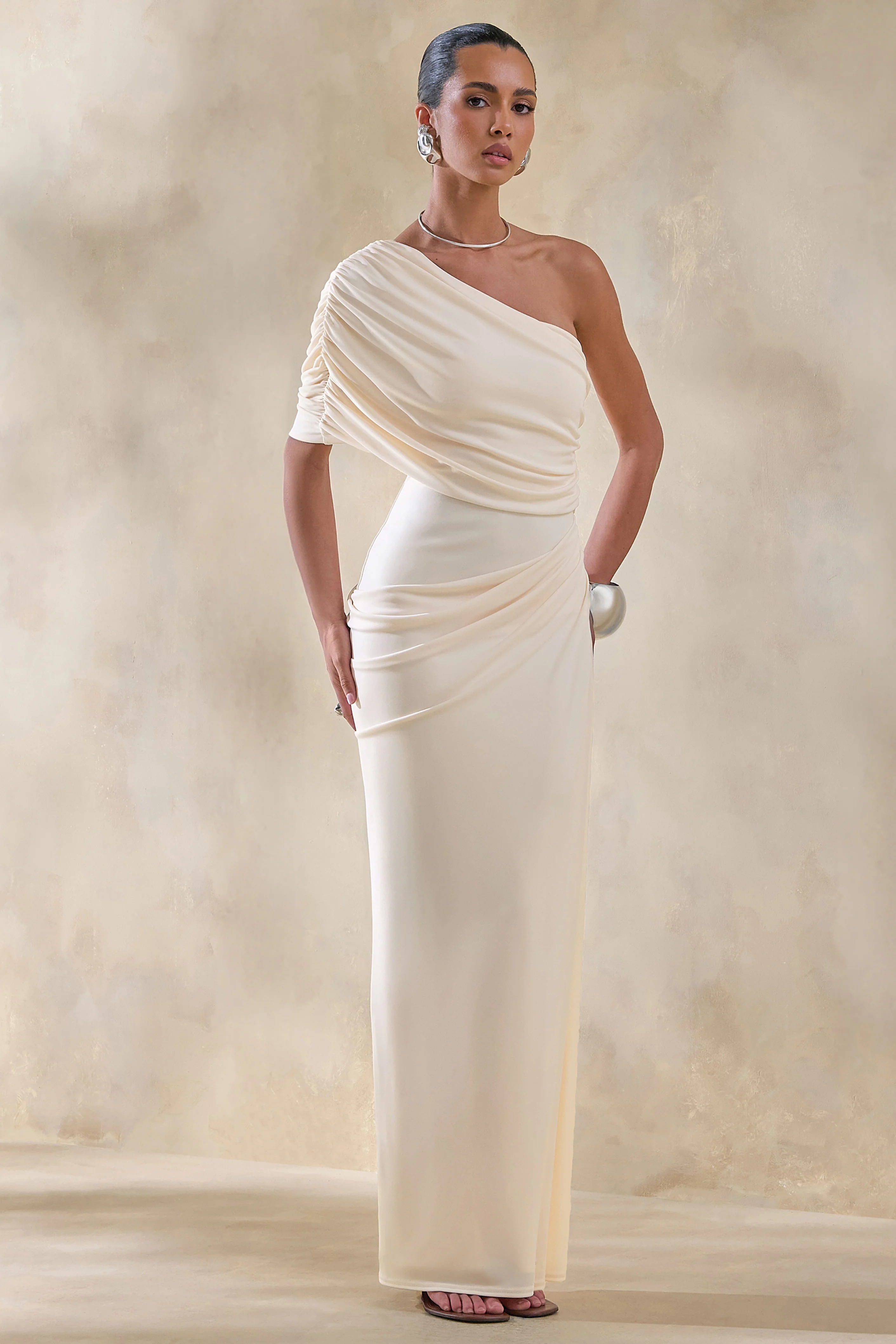 Iberia | Crème Maxi Jurk met Asymmetrische Hals en Draperende Details - Image 6