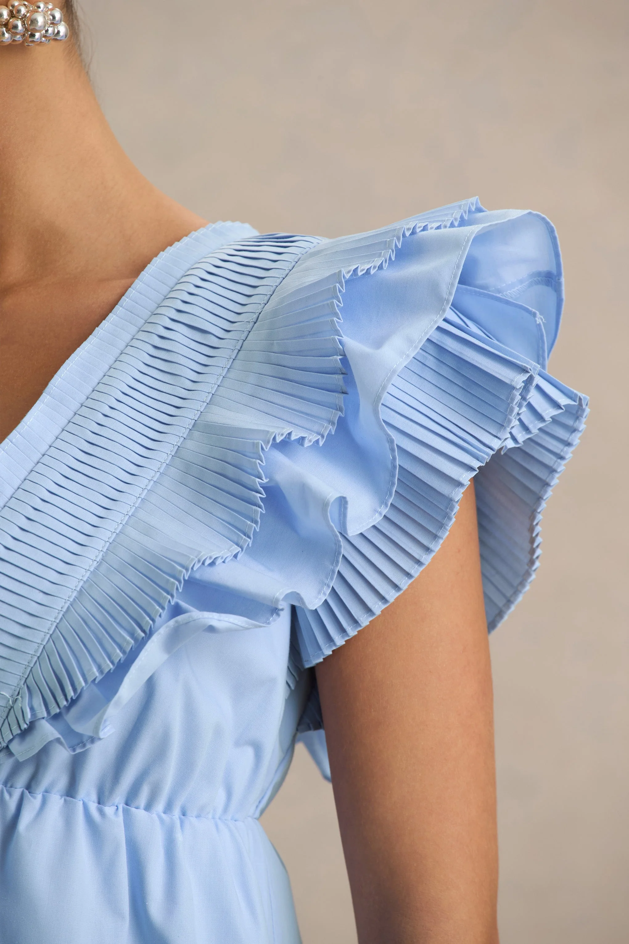 Judie | Blauwe Poplin V‑Hals Mini Jurk Met Ruches - Image 6