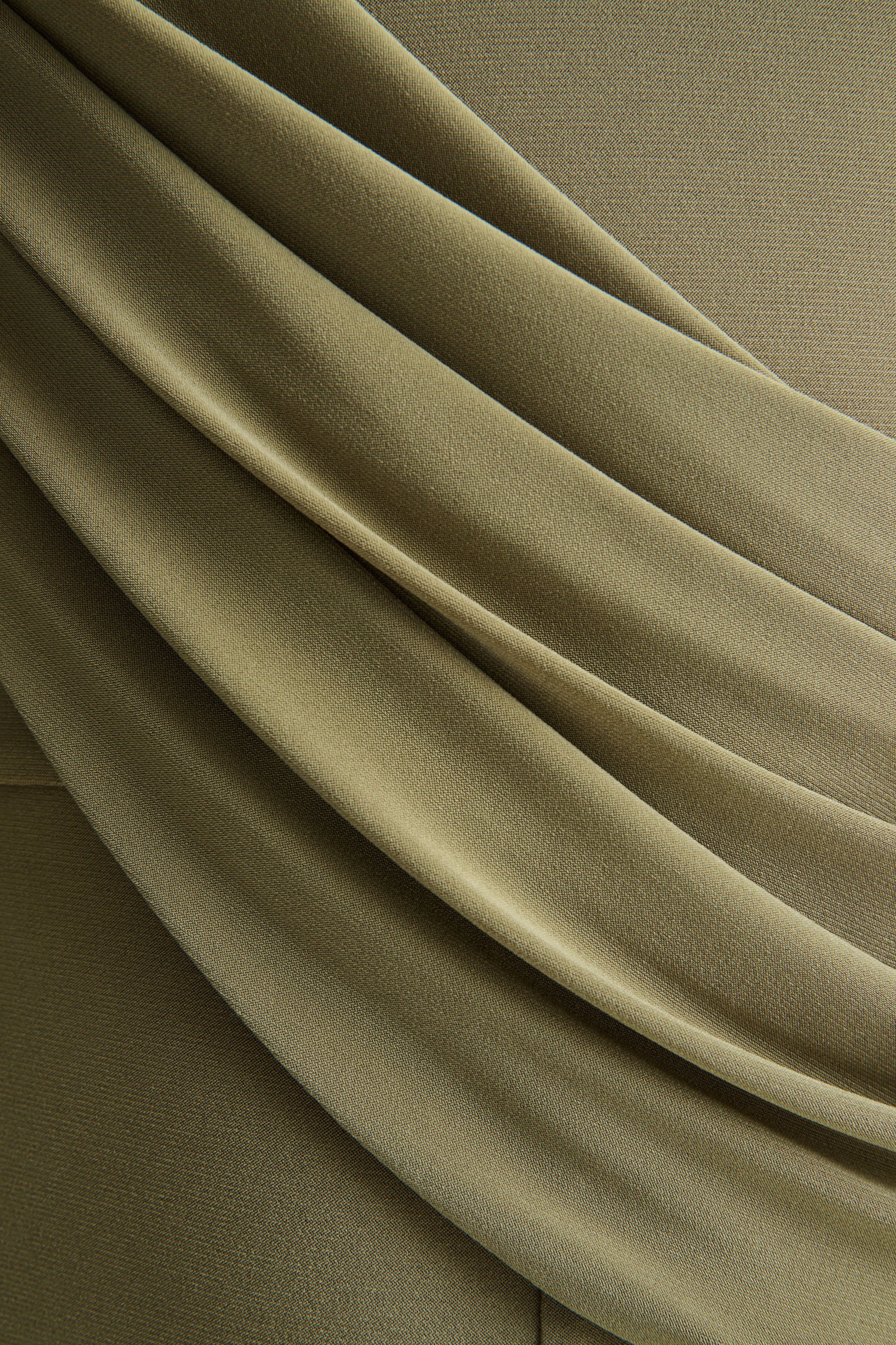 Labina | Groene Diepe V-Hals Jumpsuit Met Cape Mouwen - Image 7