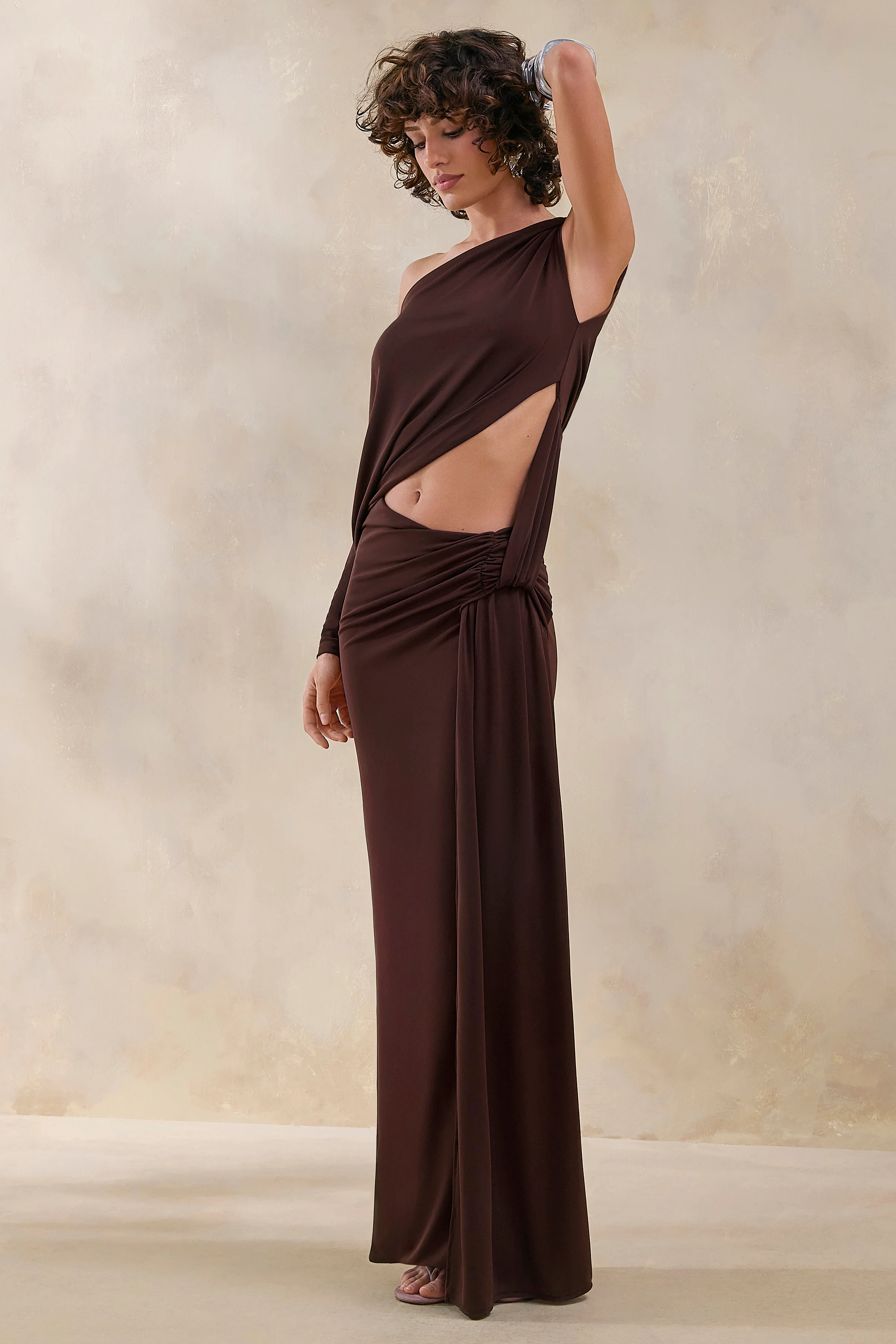 Layla | Bruine Asymmetrische-Hals Overslag Maxi Jurk Met Uitsnijding En Gerimpelde Details - Image 4