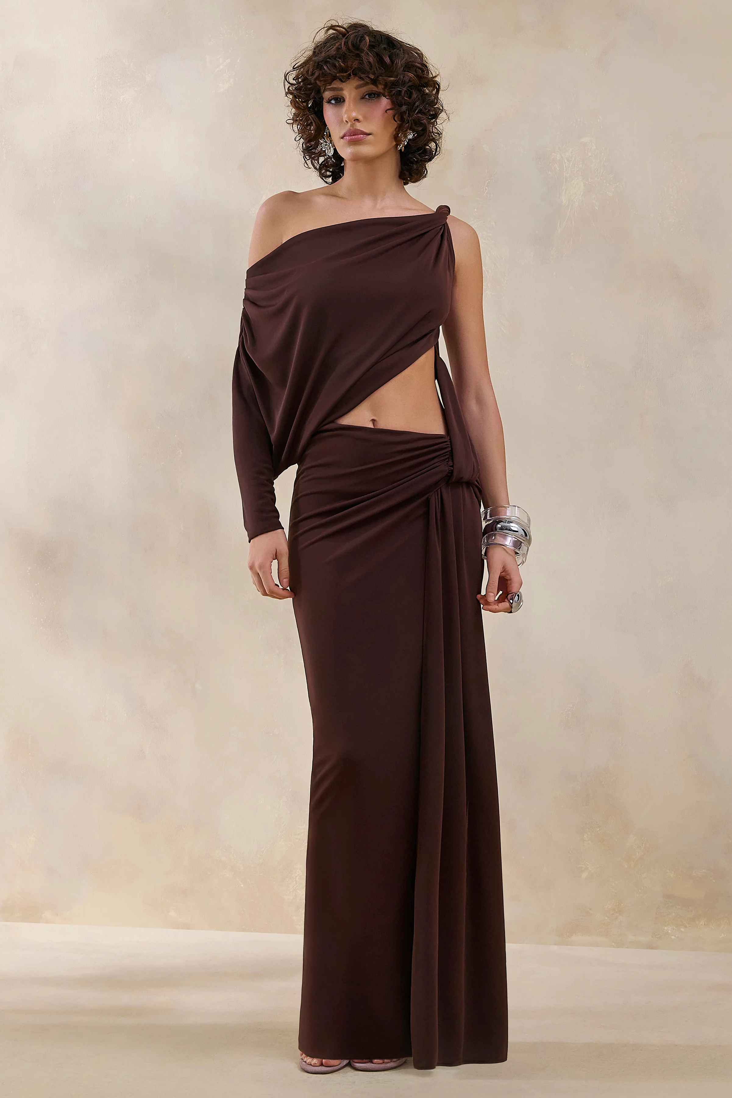 Layla | Bruine Asymmetrische-Hals Overslag Maxi Jurk Met Uitsnijding En Gerimpelde Details - Image 5