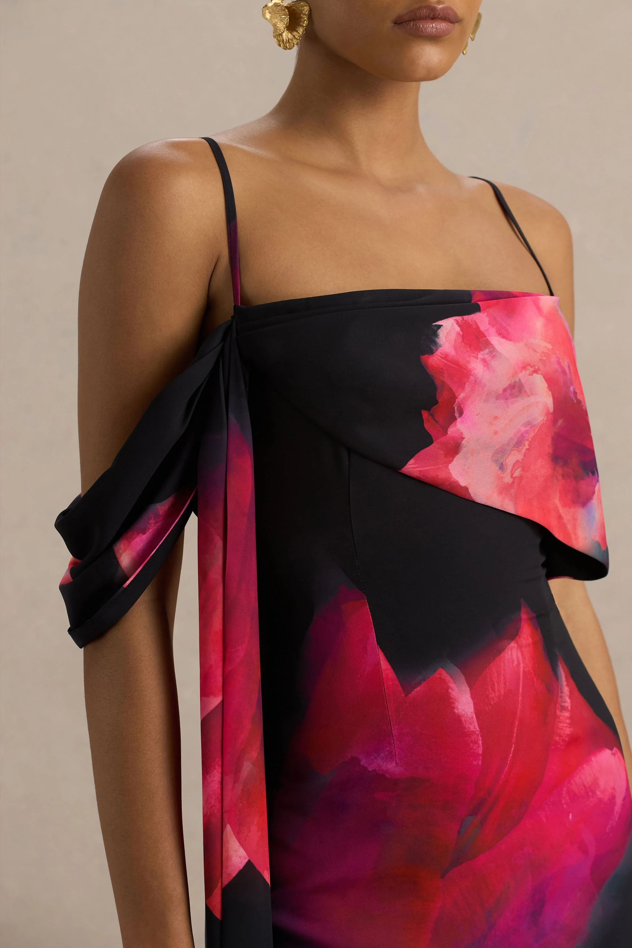 Leonara | Zwarte En Roze Bloemenprint Draperend Hals Maxi Jurk Met Eén Mouw - Image 5