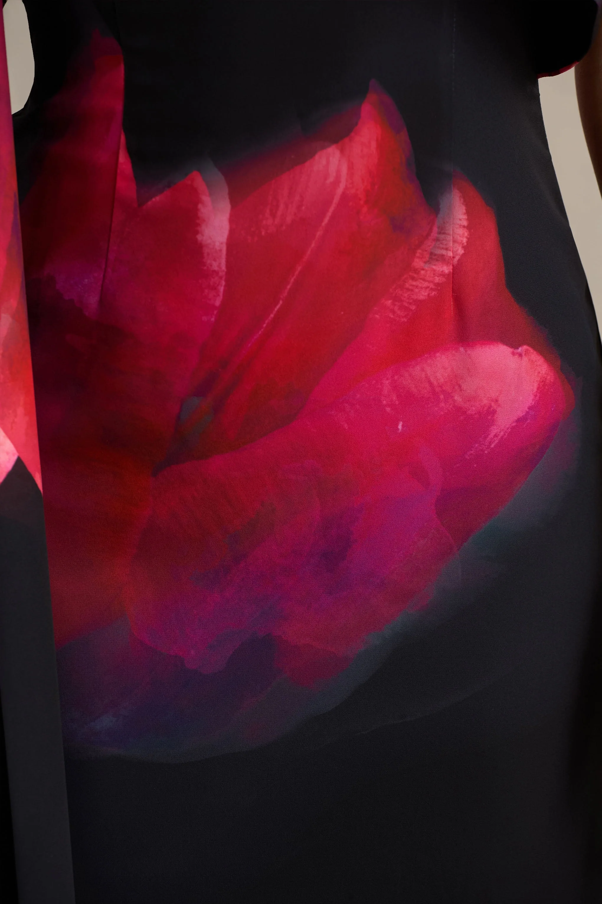 Leonara | Zwarte En Roze Bloemenprint Draperend Hals Maxi Jurk Met Eén Mouw - Image 6