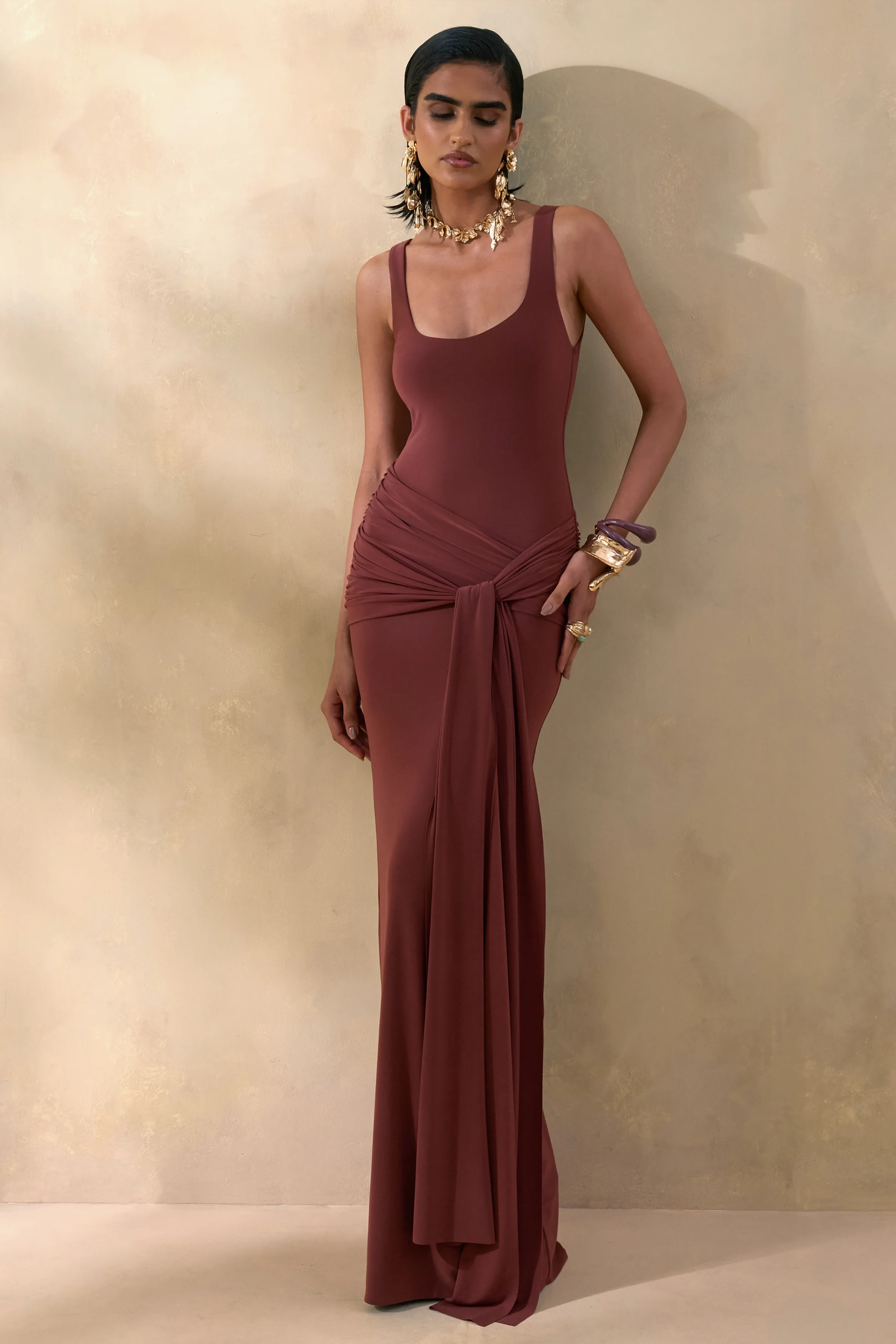 Lienna | Bruine Lage Ronde Hals Maxi Jurk Met Geplooide Details En Ceintuur - Image 5