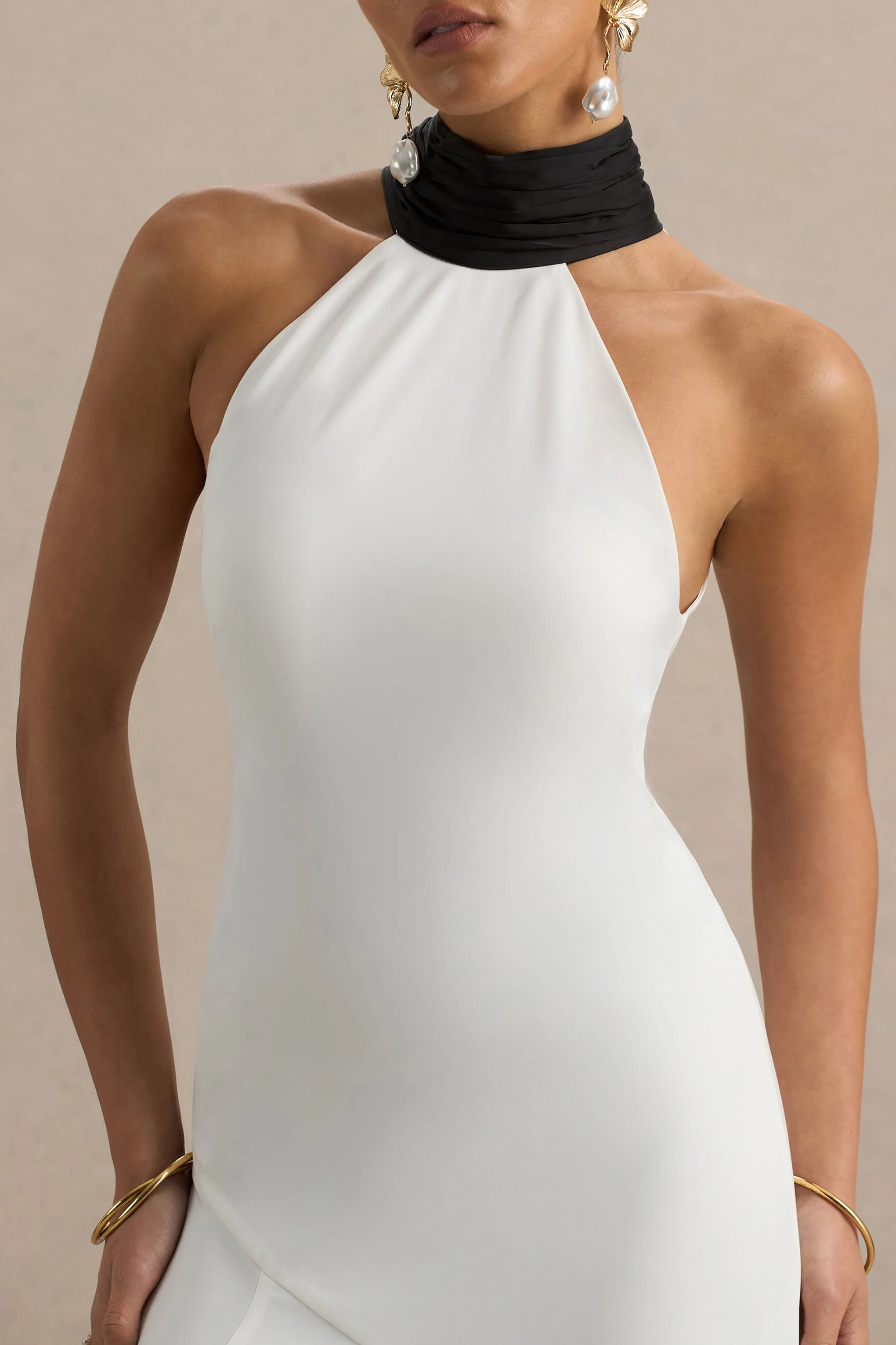 Luscious | Zwart-Witte Hoge Hals Maxi jurk Met Verlaagde Taille En Strik detail - Image 4