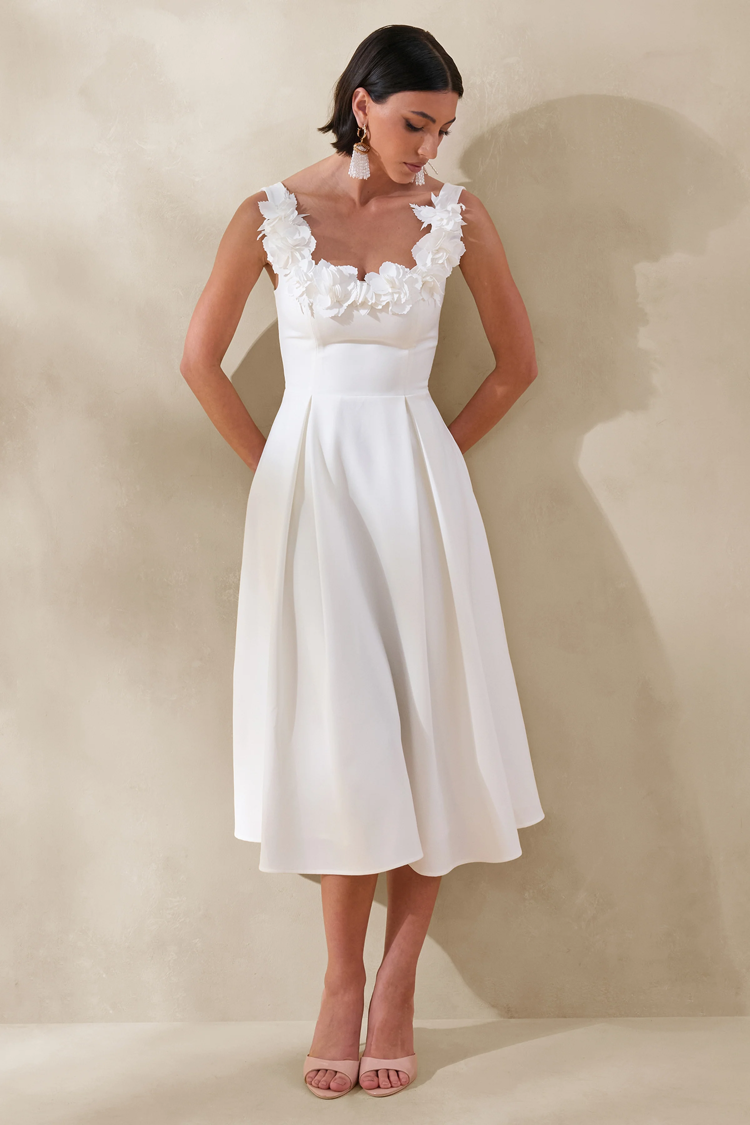 Maelle | Creme Midi Jurk Met Lage Ronde Hals En Corsage Details - Image 4