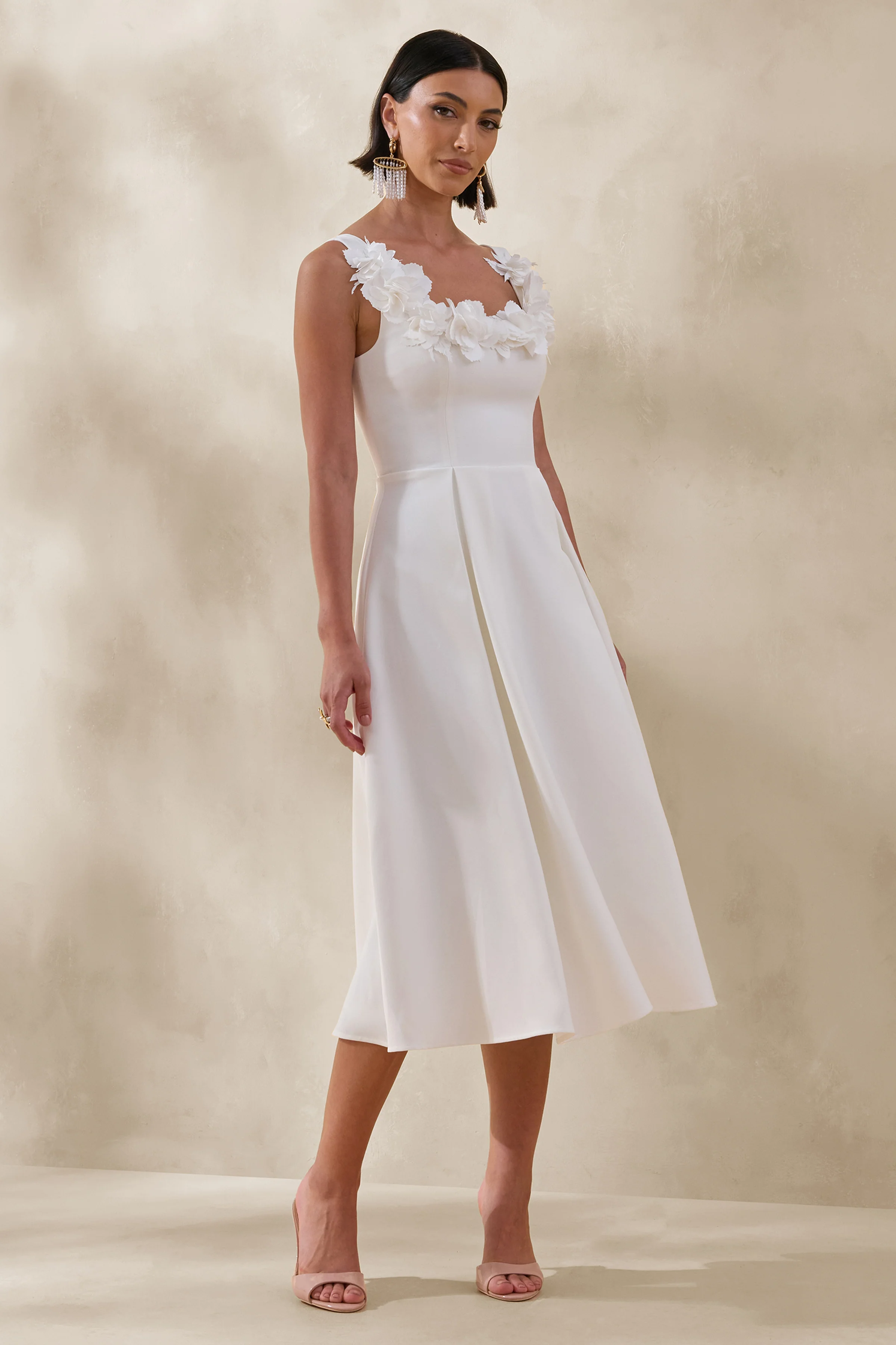Maelle | Creme Midi Jurk Met Lage Ronde Hals En Corsage Details - Image 5