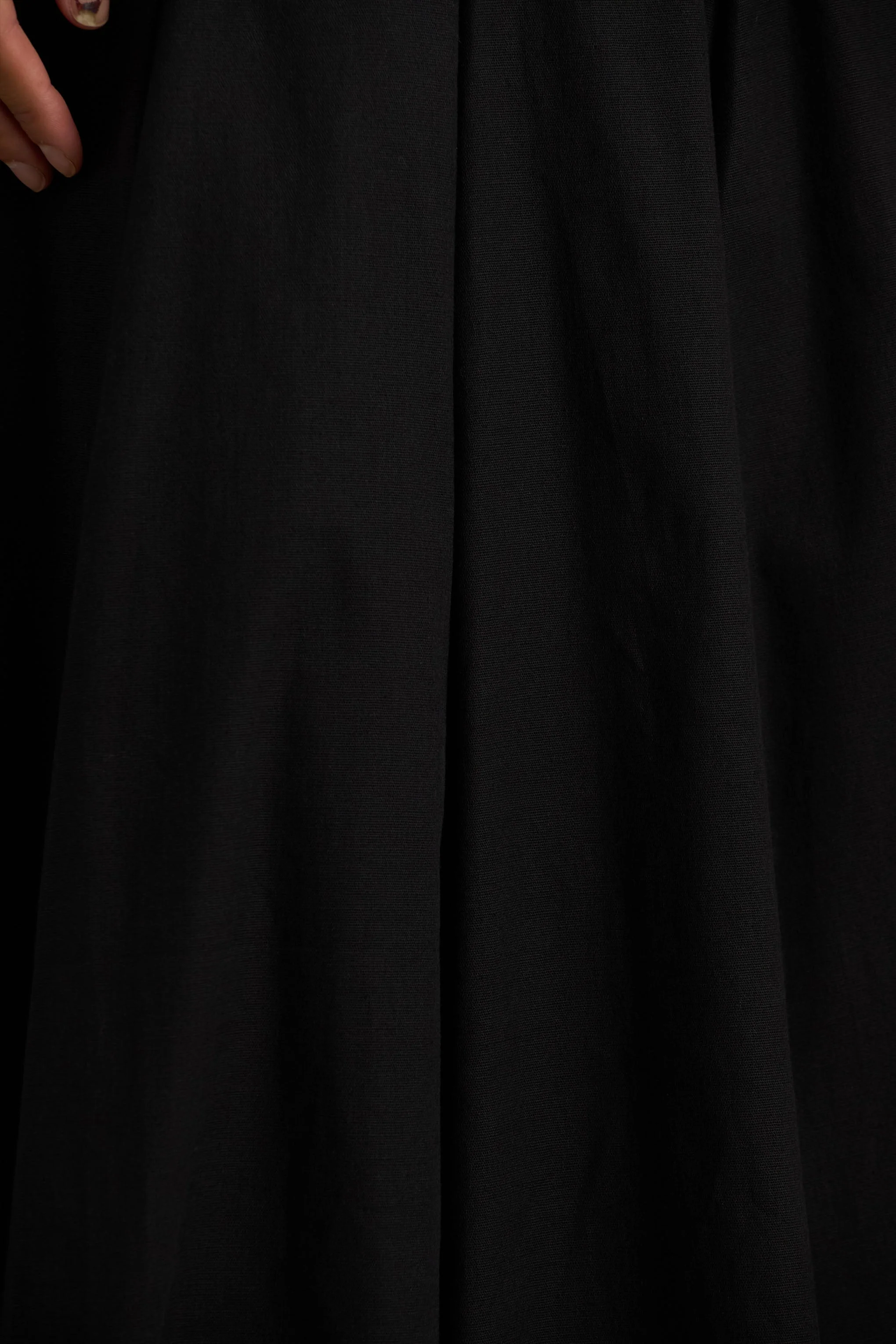 Magnolia | Zwarte Ronde Hals Midi Jurk Met Verlaagde Taille En Ruches Detail - Image 6