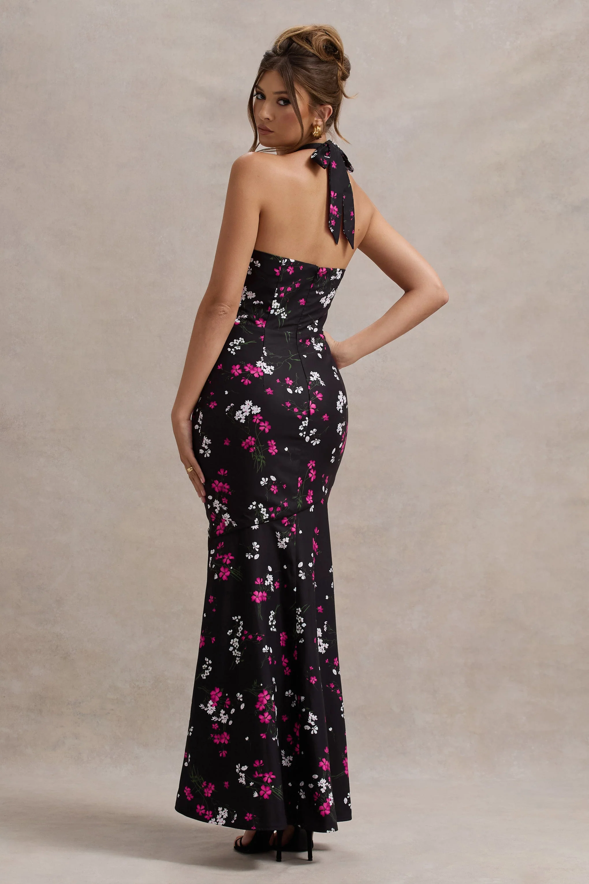 Melodia | Zwarte Ditsy Bloemenprint Satijnen Ruched Maxi Jurk Met Halter Nek - Image 3