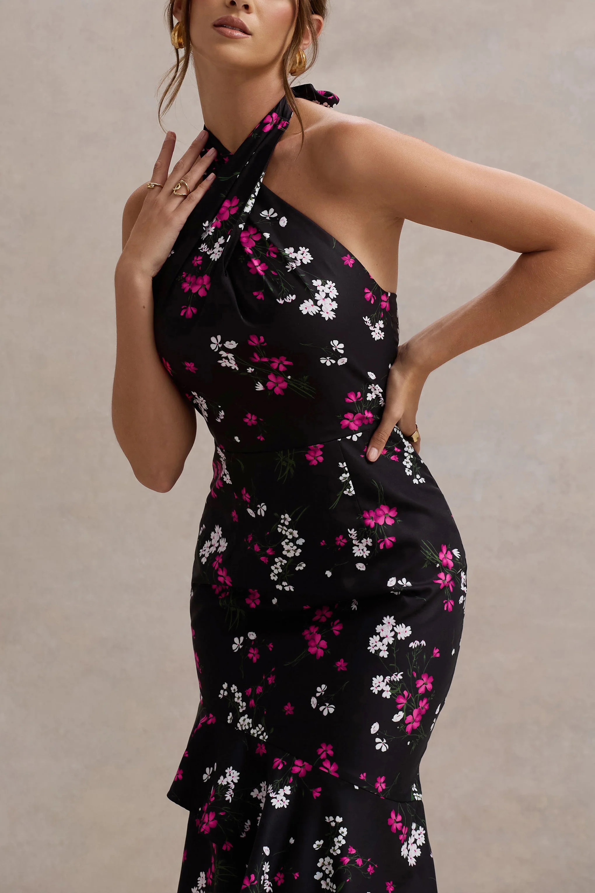 Melodia | Zwarte Ditsy Bloemenprint Satijnen Ruched Maxi Jurk Met Halter Nek - Image 4