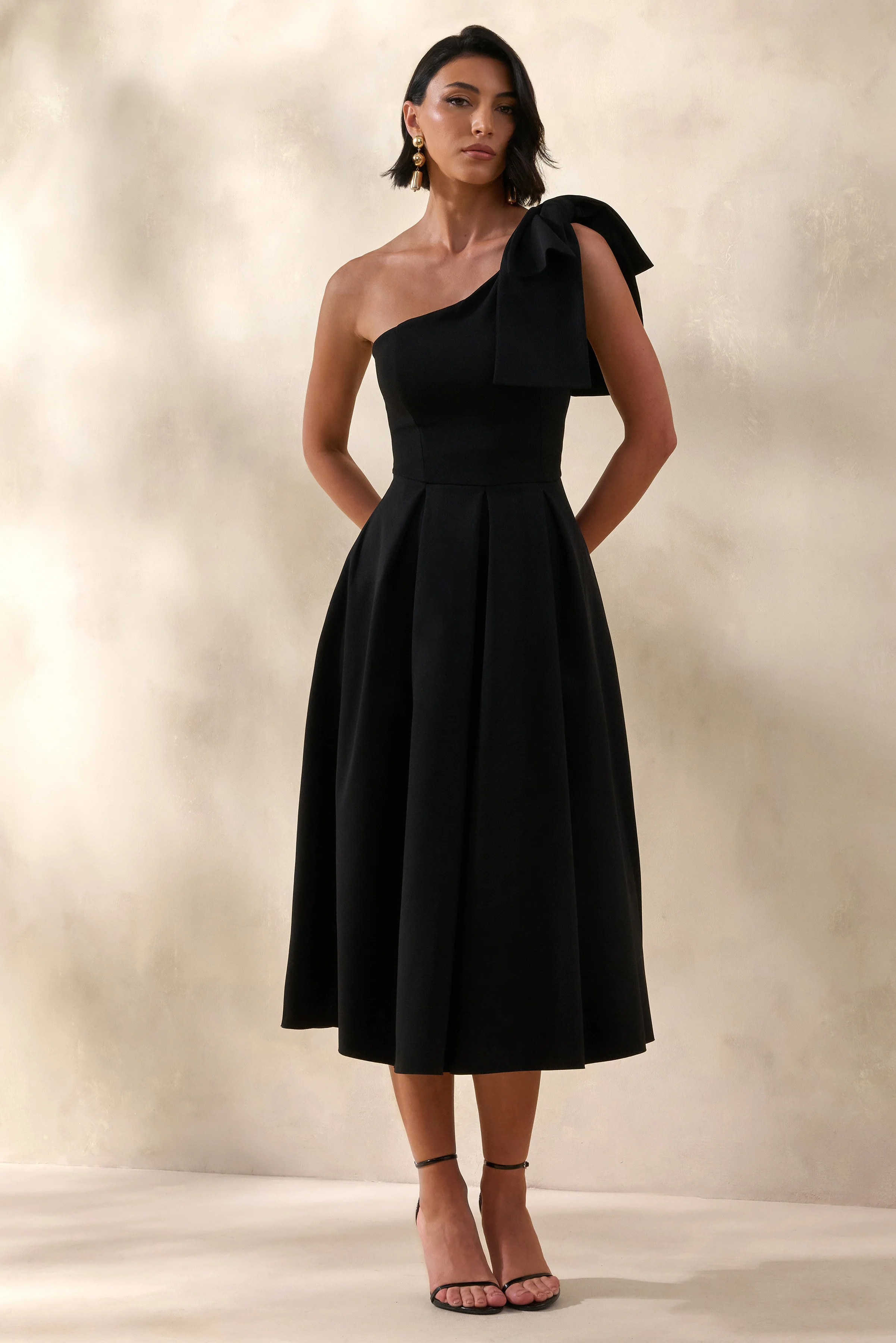 Meria | Zwarte Midi Jurk met Asymmetrische Hals en Strik-Mouw - Image 4