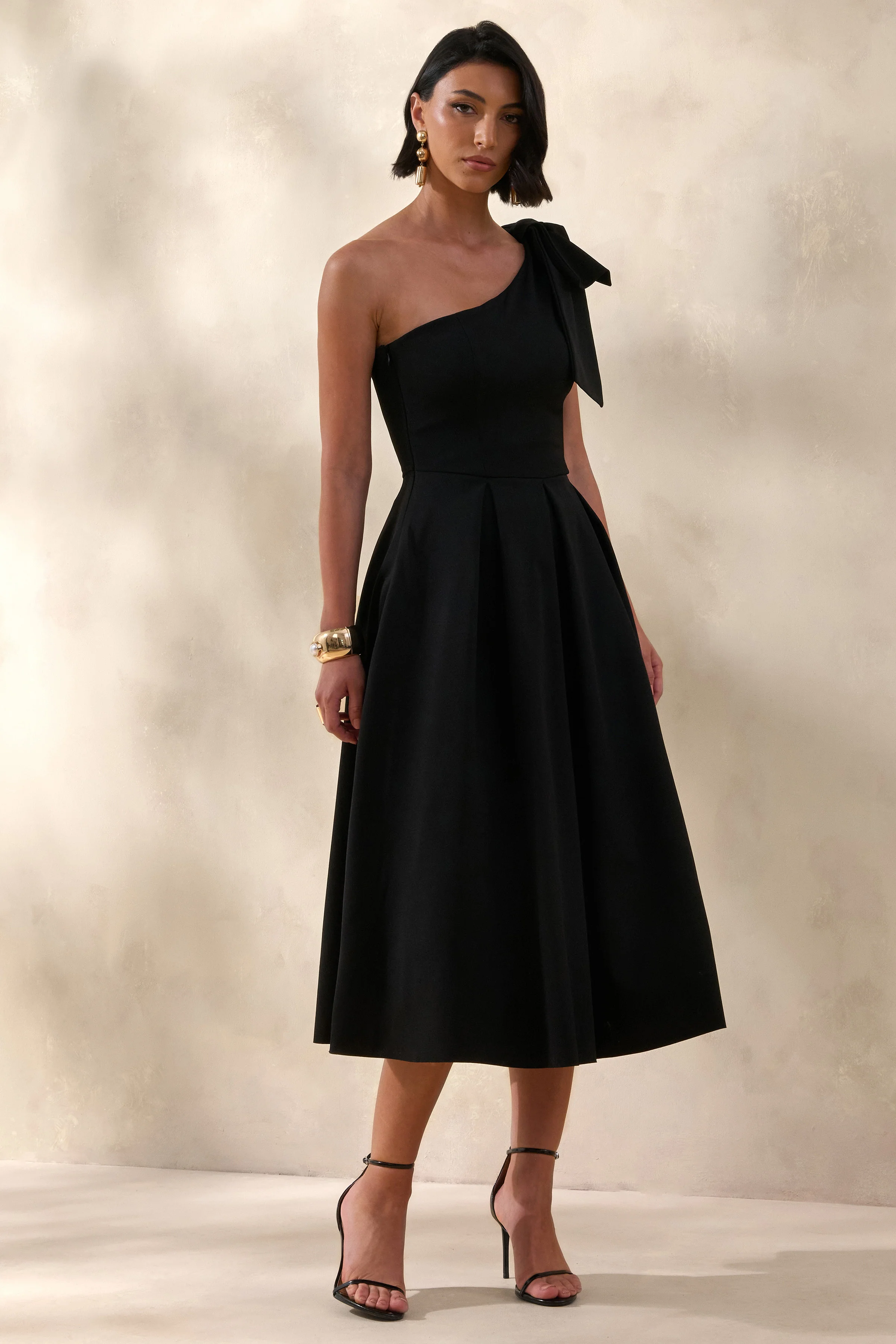 Meria | Zwarte Midi Jurk met Asymmetrische Hals en Strik-Mouw - Image 5