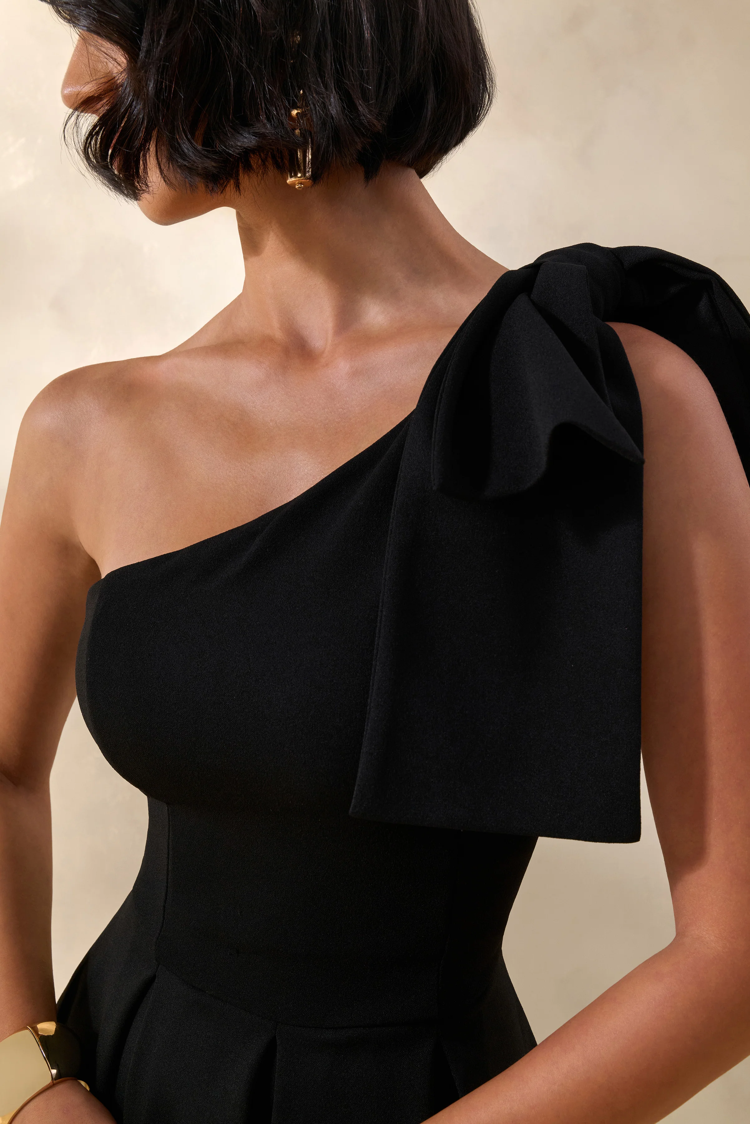 Meria | Zwarte Midi Jurk met Asymmetrische Hals en Strik-Mouw - Image 6
