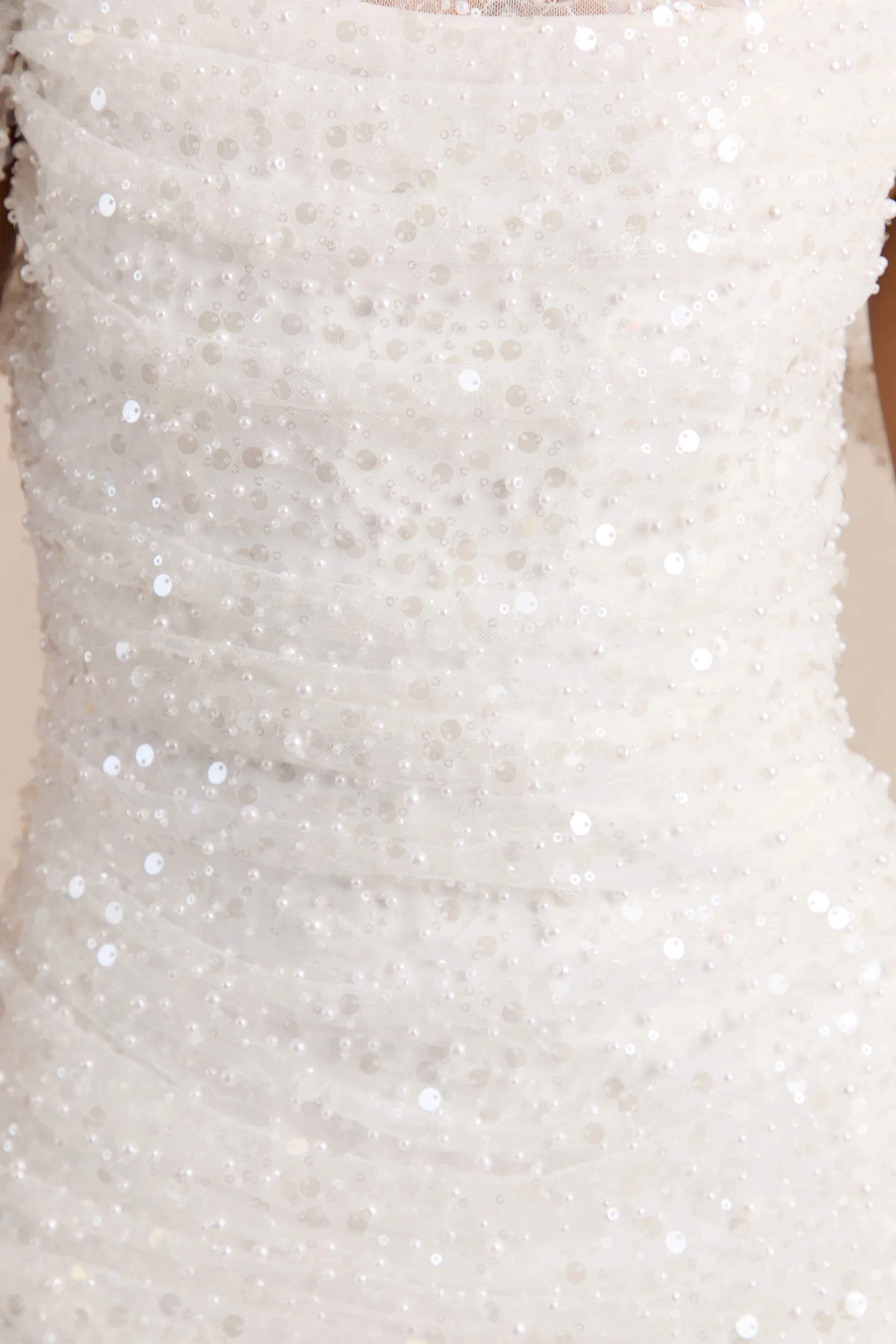 Millie | Witte Mesh Mini Jurk Met Bardot Hals En Draperende Details - Image 6