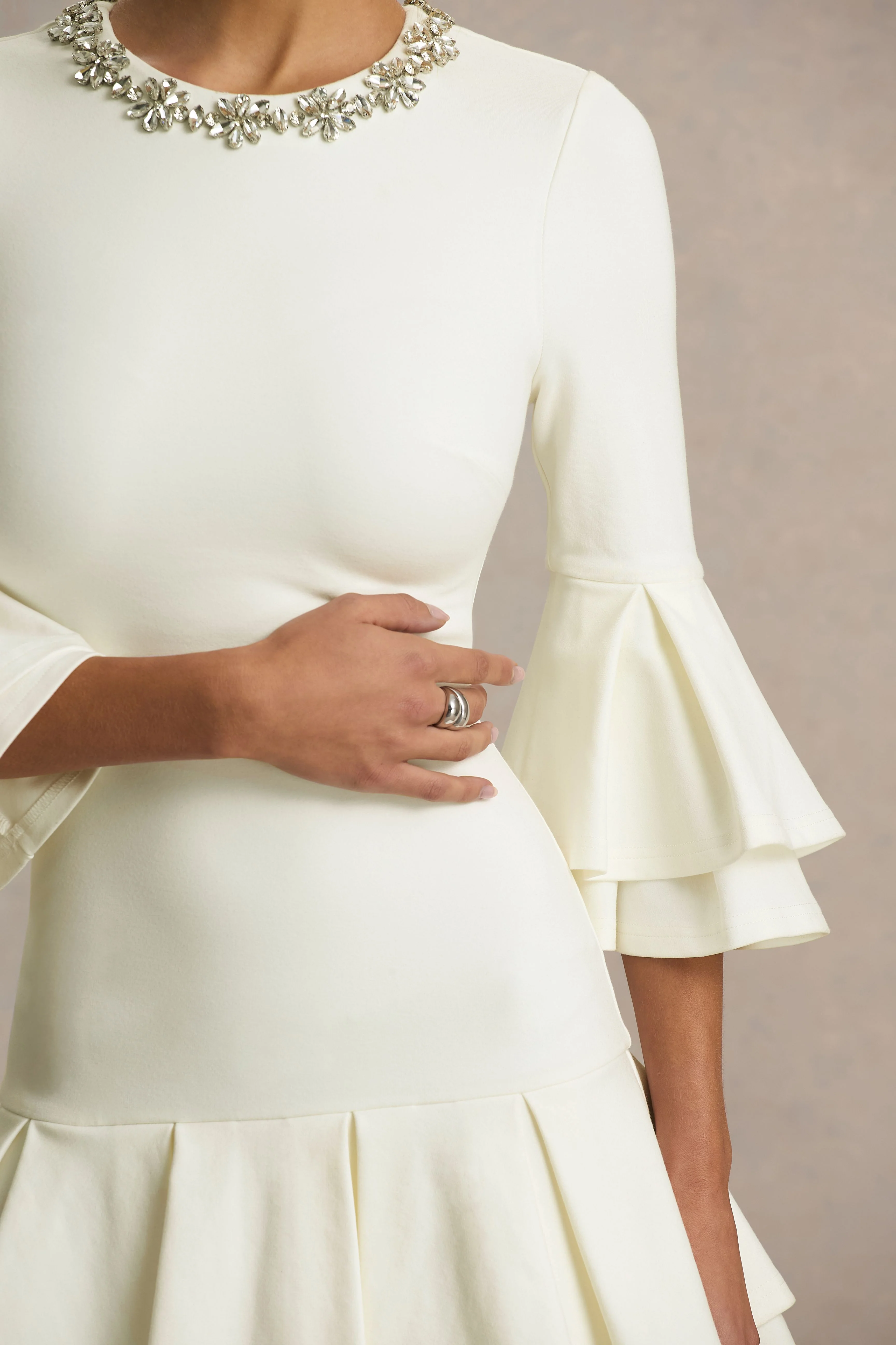 Mirna | Creme Ronde Hals Mini Jurk Met Bel Mouwen En Ruches Detail - Image 3