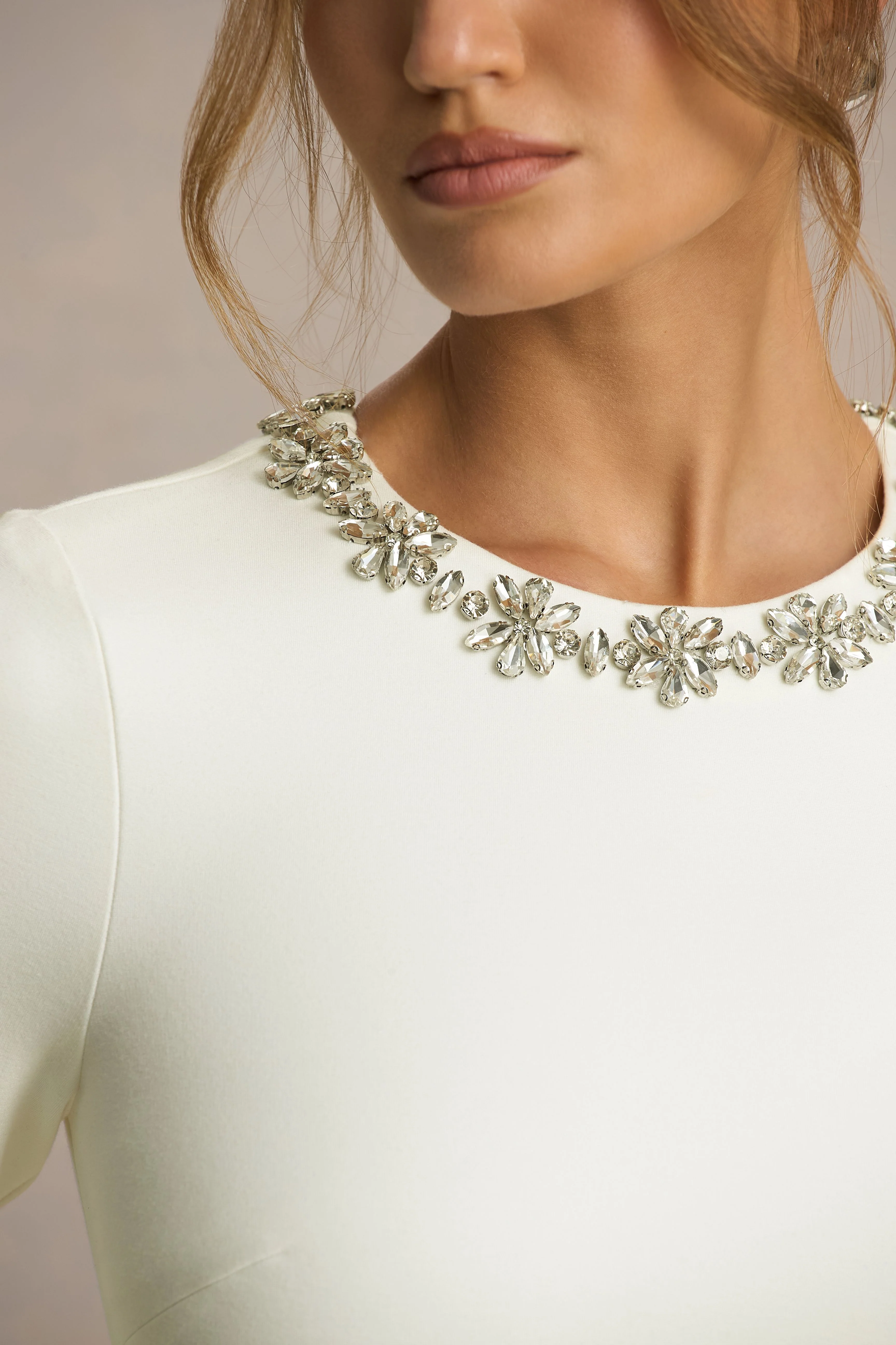 Mirna | Creme Ronde Hals Mini Jurk Met Bel Mouwen En Ruches Detail - Image 6