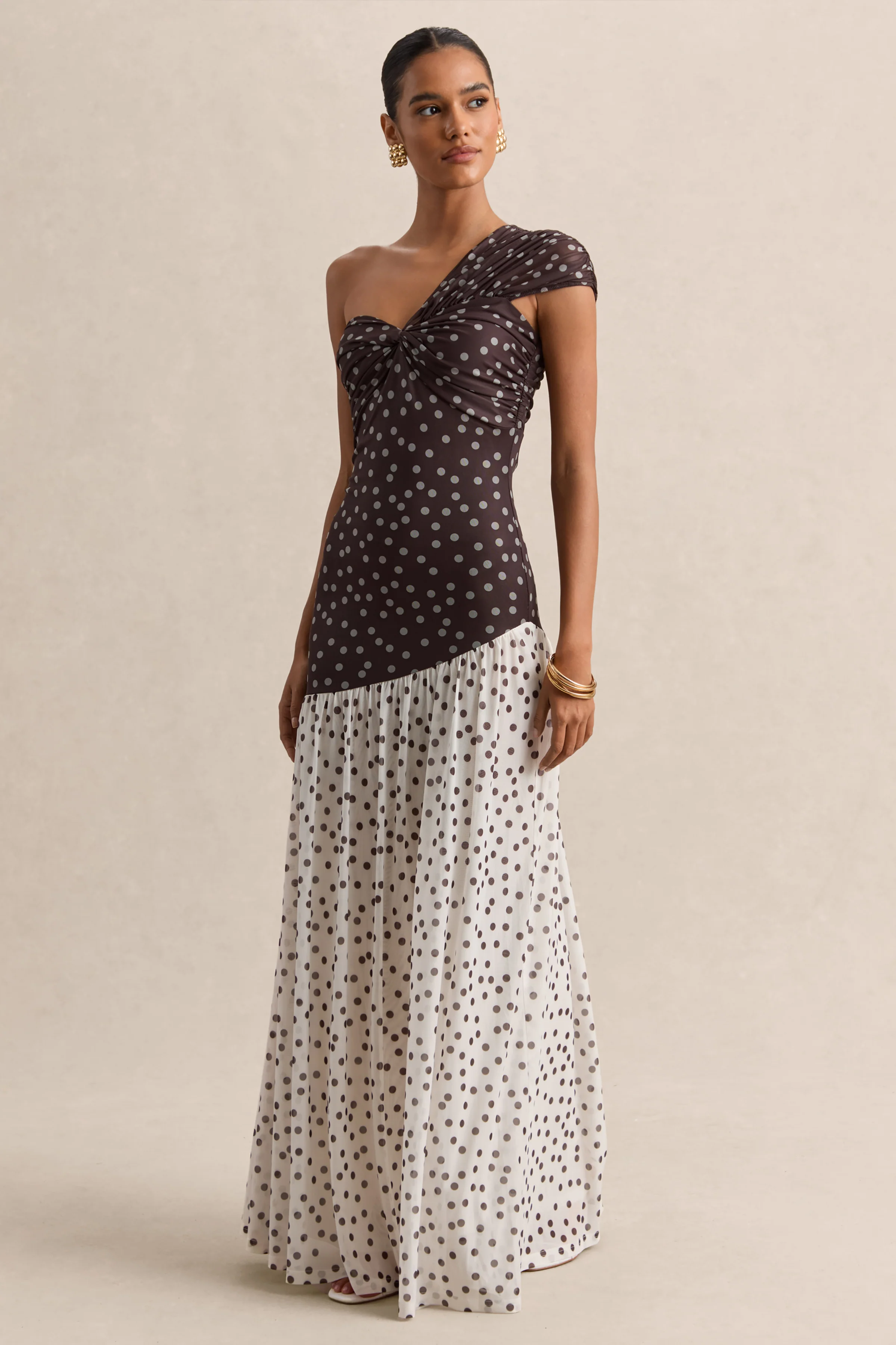 Motira | Bruine Stippen Print Asymmetrische Hals Maxi Jurk Met Asymmetrische Verlaagde Taille - Image 4