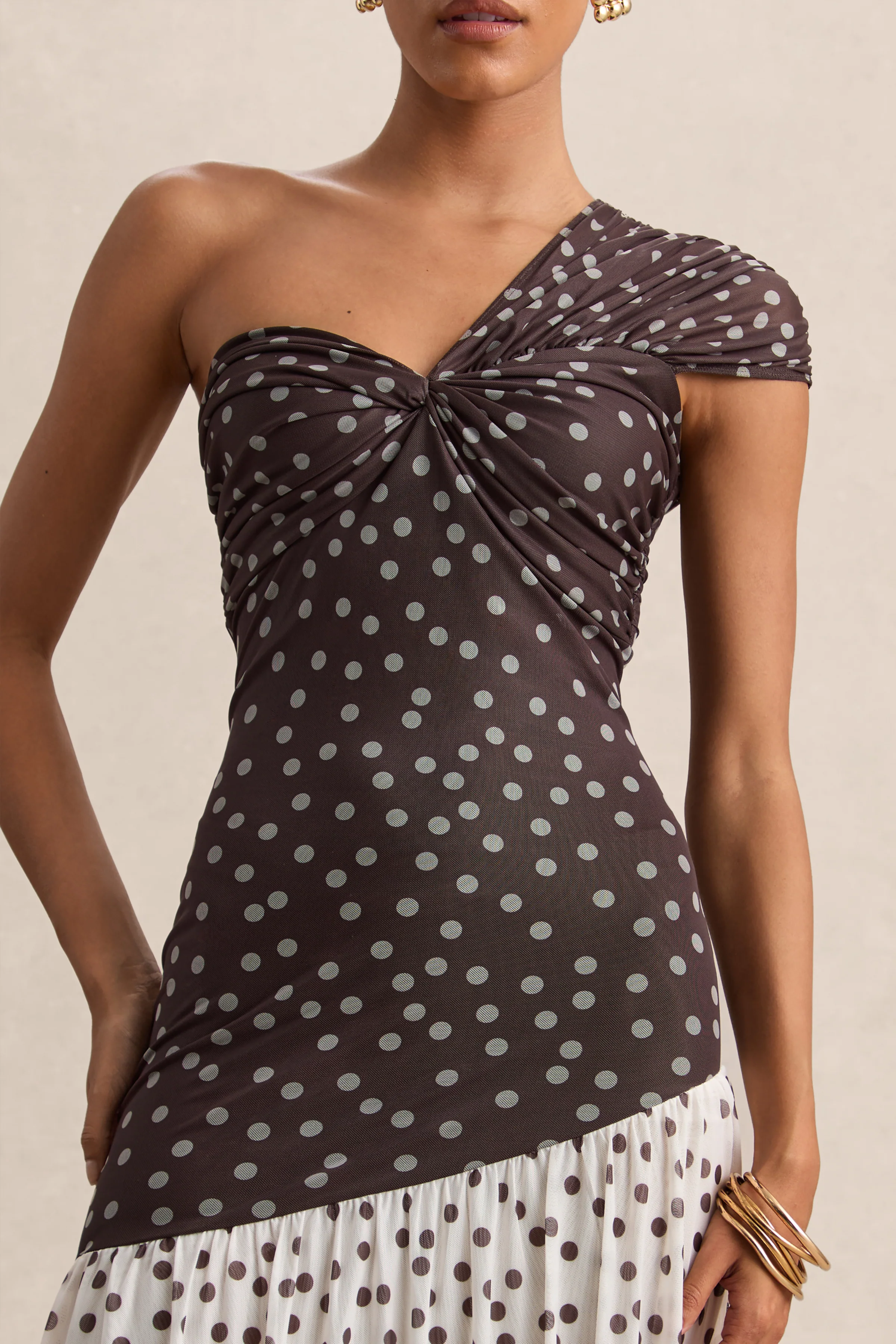 Motira | Bruine Stippen Print Asymmetrische Hals Maxi Jurk Met Asymmetrische Verlaagde Taille - Image 5