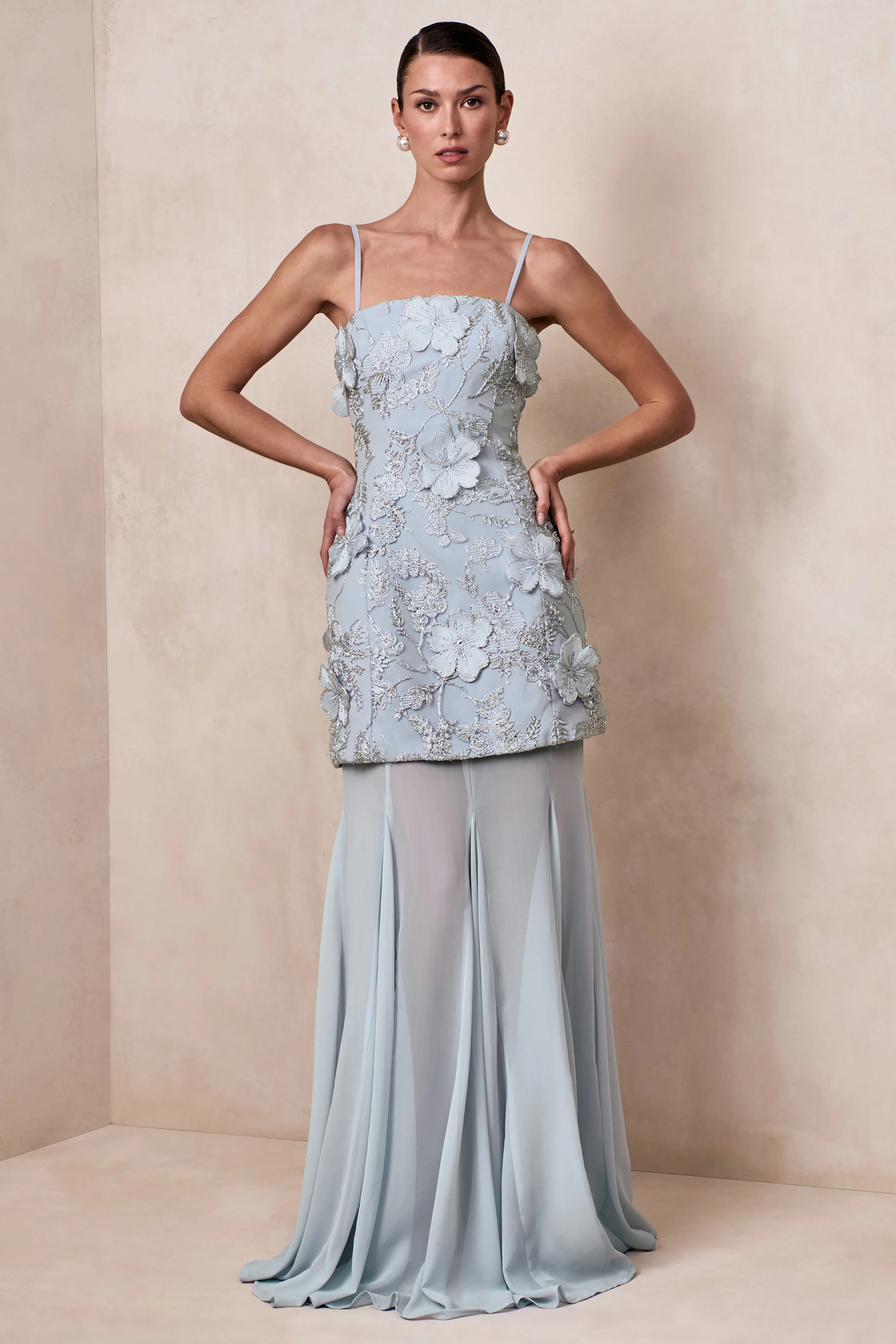 Nessa | Lichtblauwe  Vierkante Hals Maxi Jurk Met 3D Bloemen En Doorschijnende Rok - Image 5
