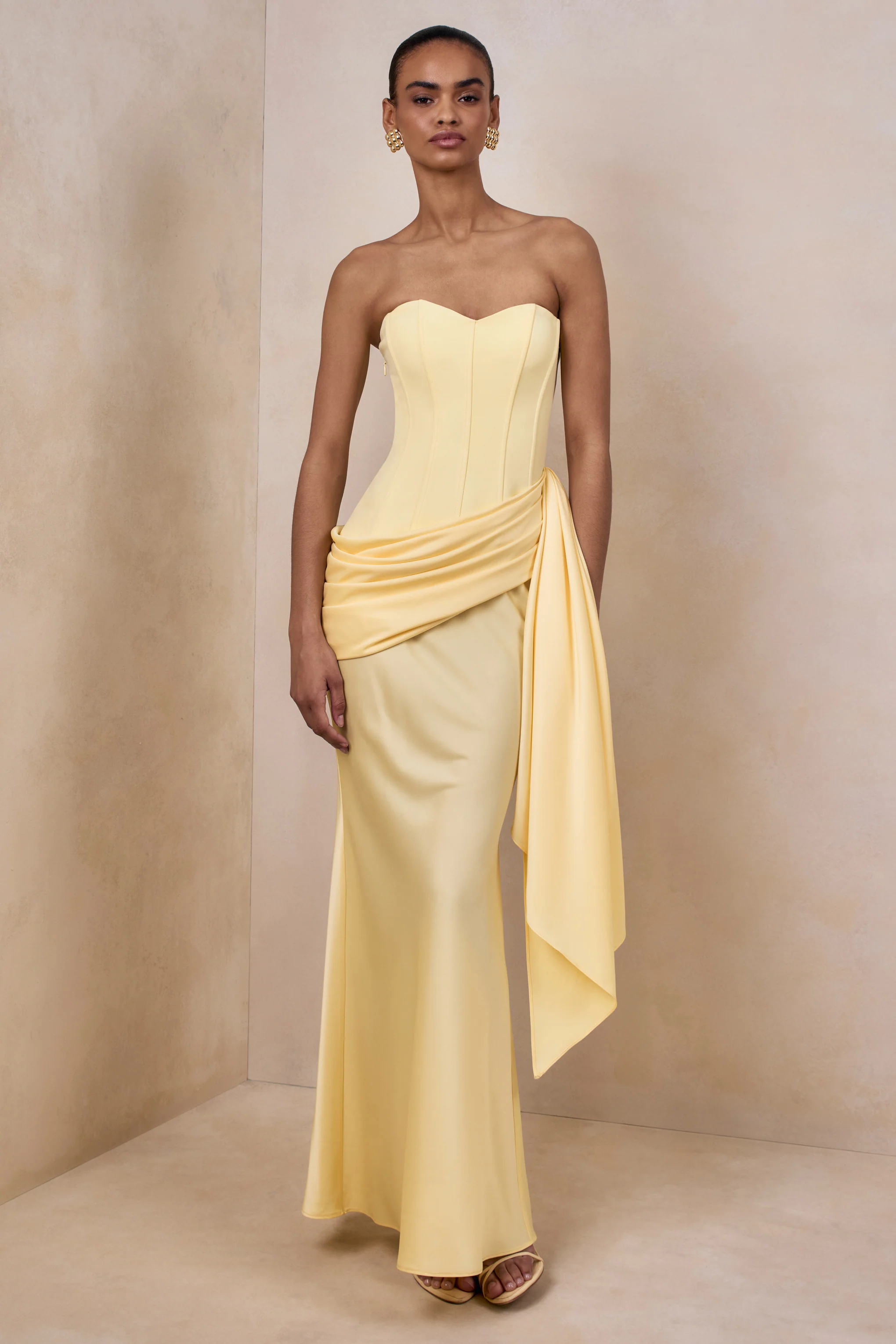 Nalira | Citroengele Satijnen Bandeau Maxi Jurk Met Draperende Rok