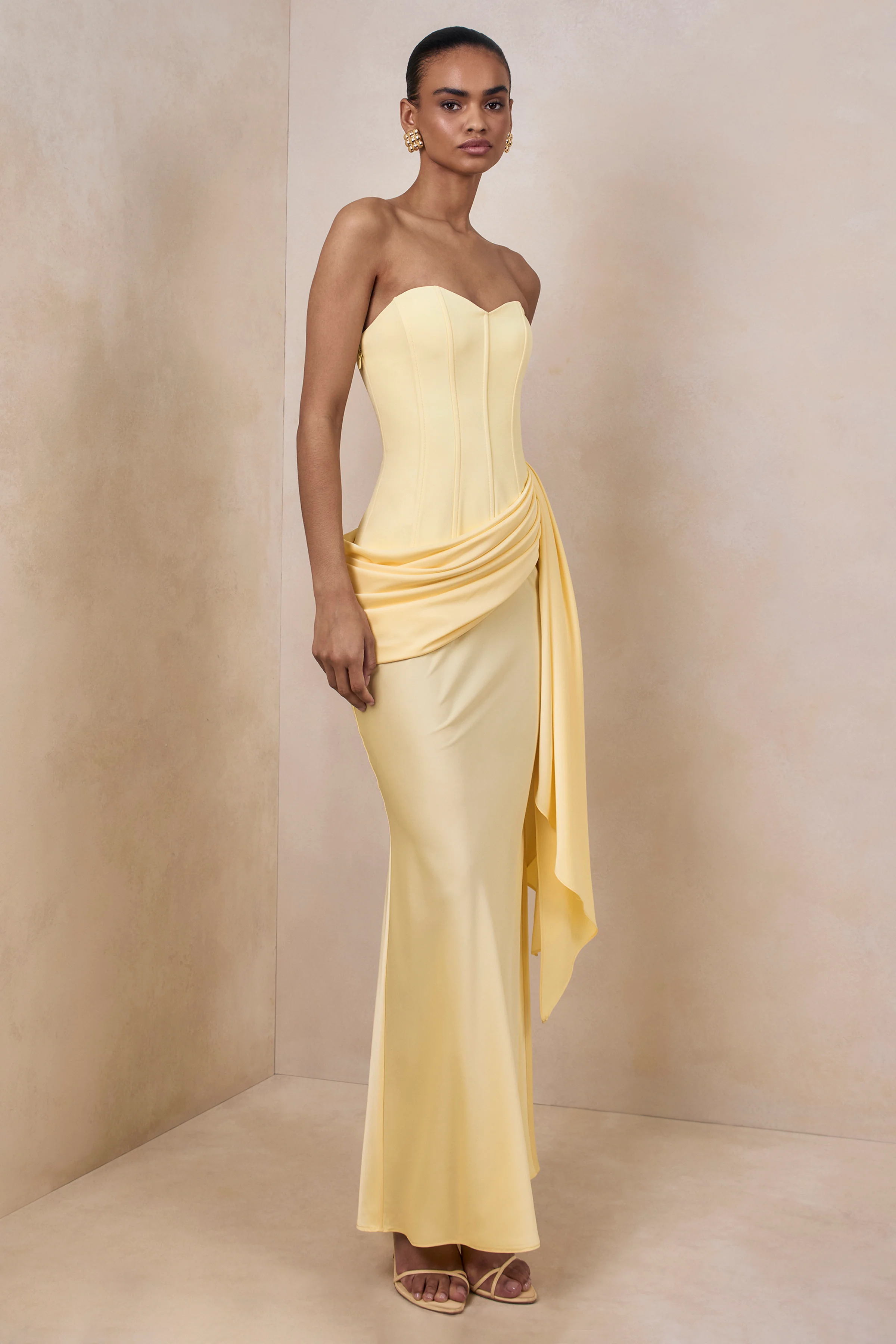 Nalira | Citroengele Satijnen Bandeau Maxi Jurk Met Draperende Rok - Image 5