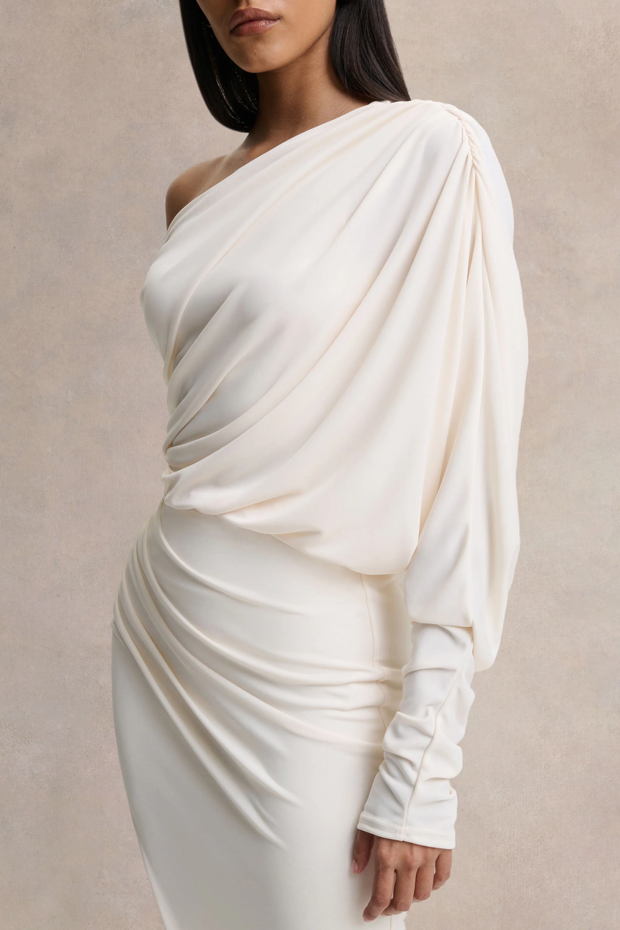 Olivia | Crème Asymmetrische Hals Maxi Jurk Met Gerimpeld Details En Hoge Voorsplit - Image 3