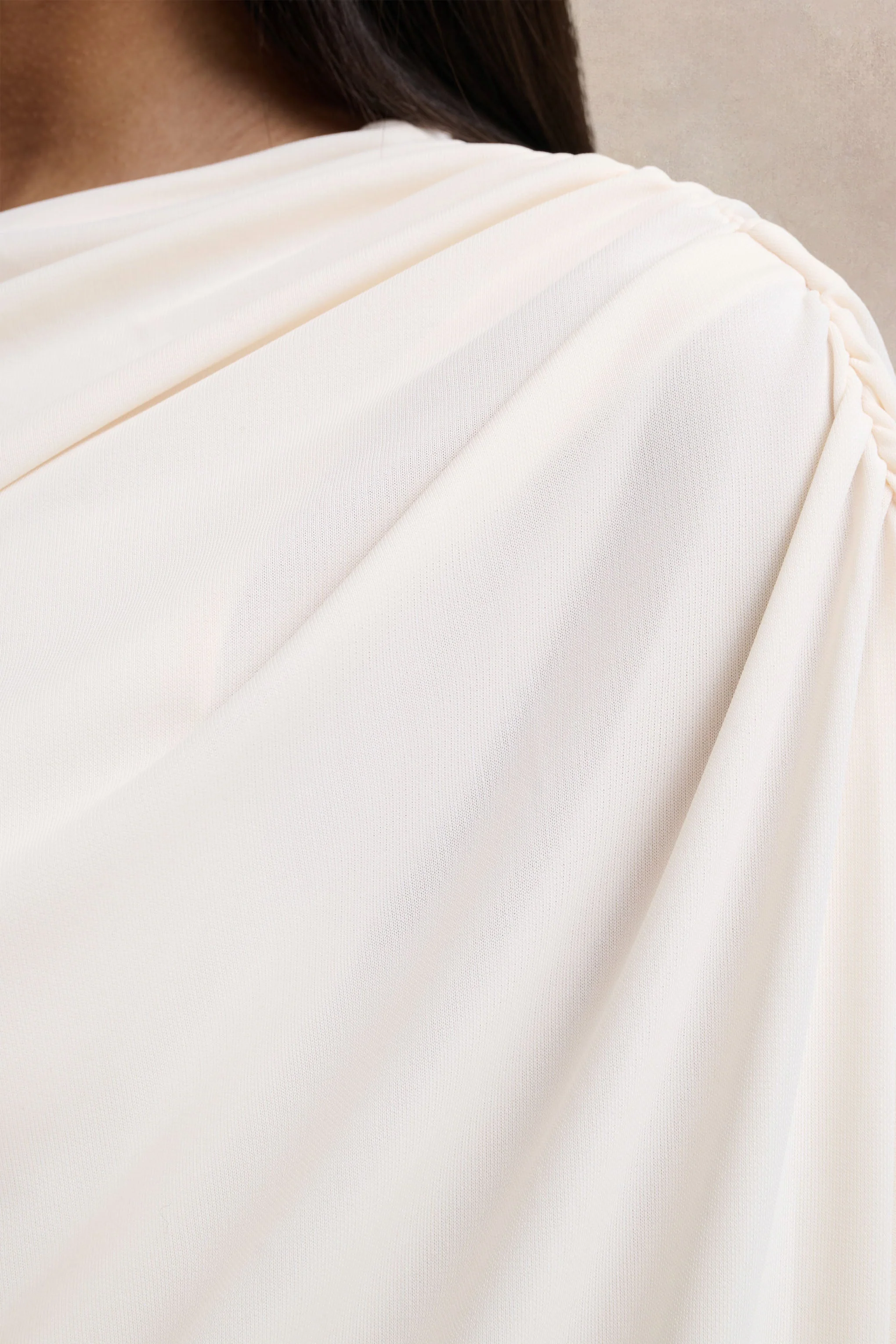 Olivia | Crème Asymmetrische Hals Maxi Jurk Met Gerimpeld Details En Hoge Voorsplit - Image 6