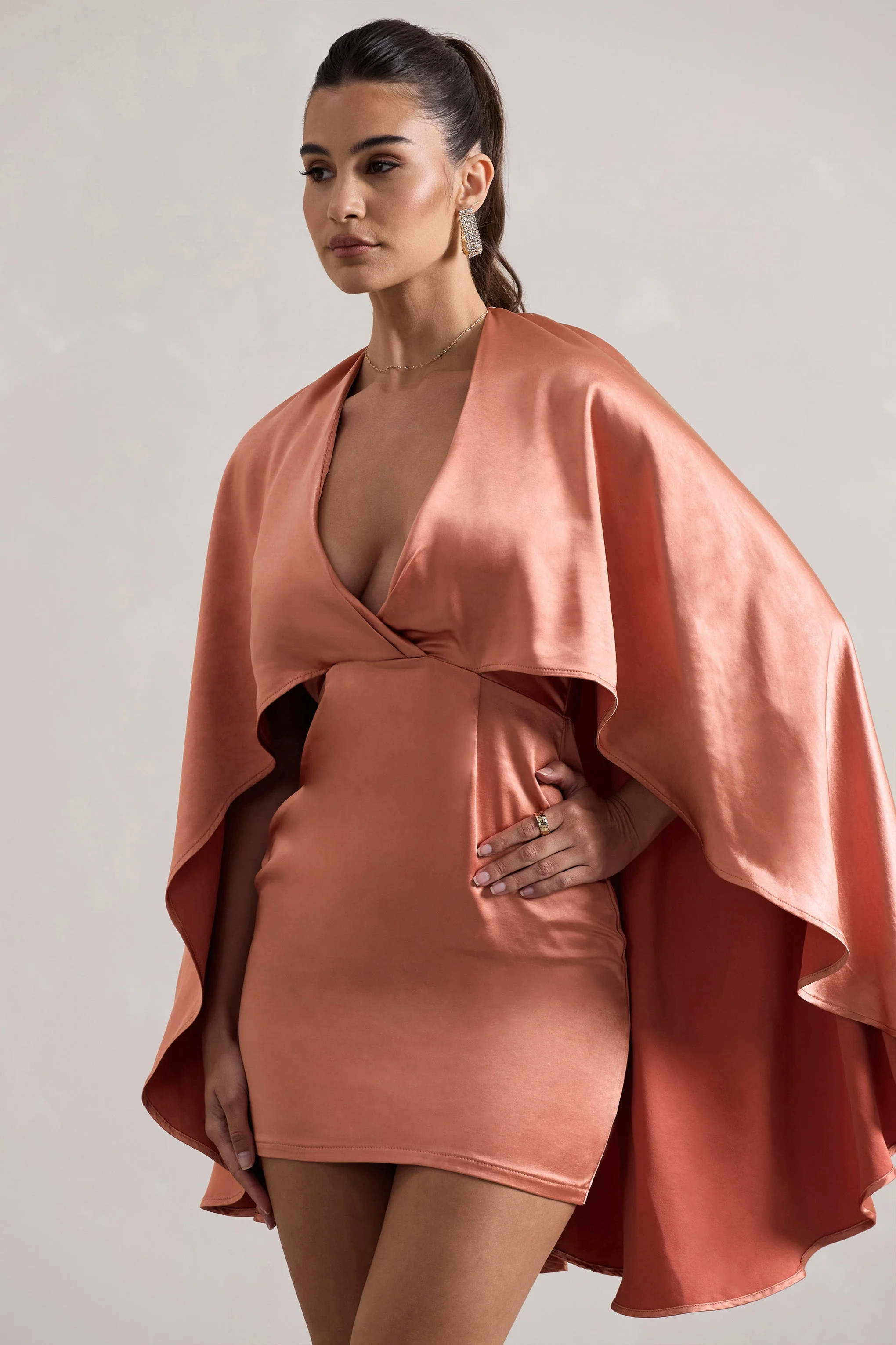 Olsen | Koraal Satijnen Diepe V-Hals Cape Mini Jurk - Image 3