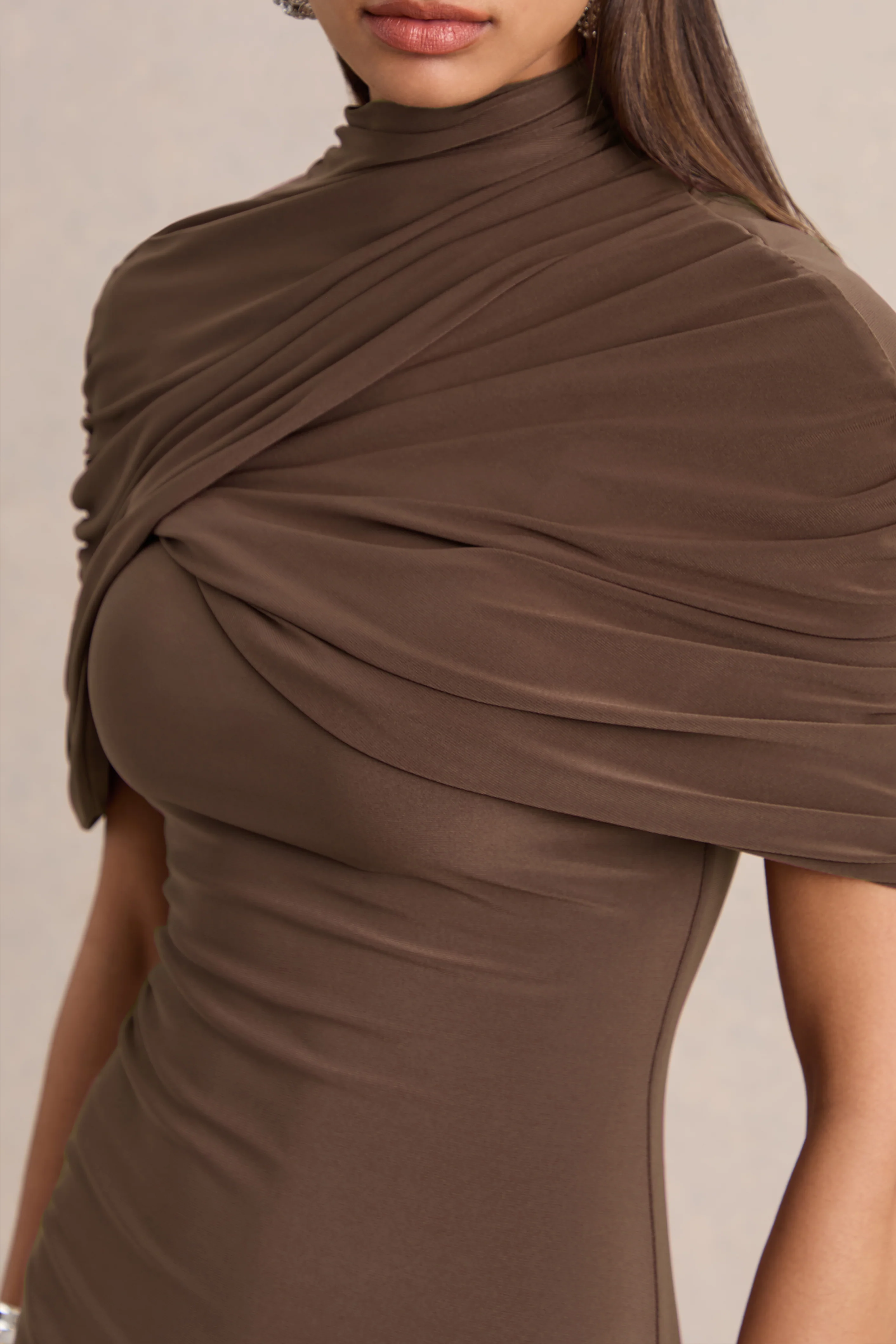 Perdi | Bruine Bodycon Mini Jurk Met Gedraaide Cape - Image 6
