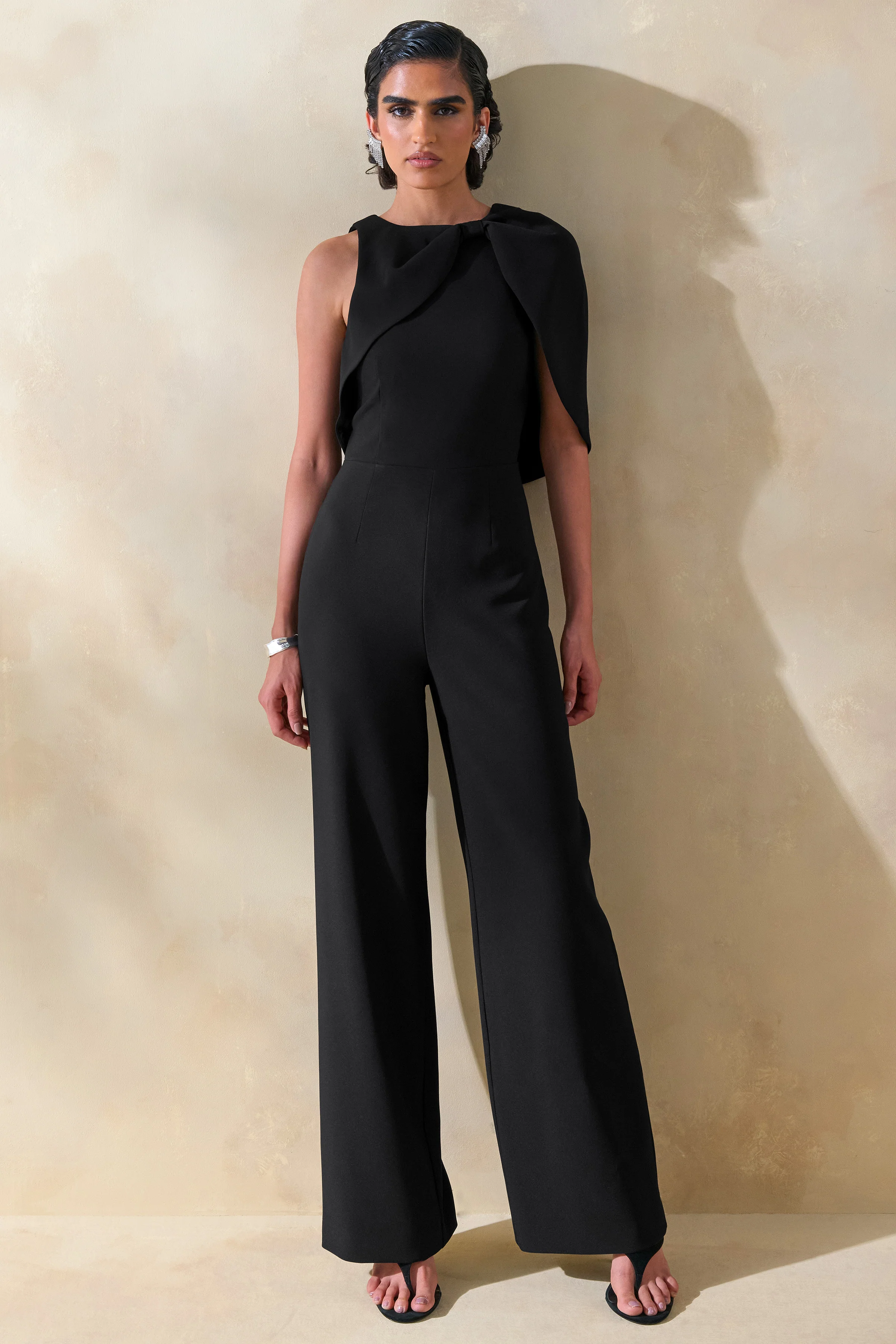 Quinley | Zwarte Jumpsuit Met Asymmetrische Hals En Cape Mouwen - Image 5