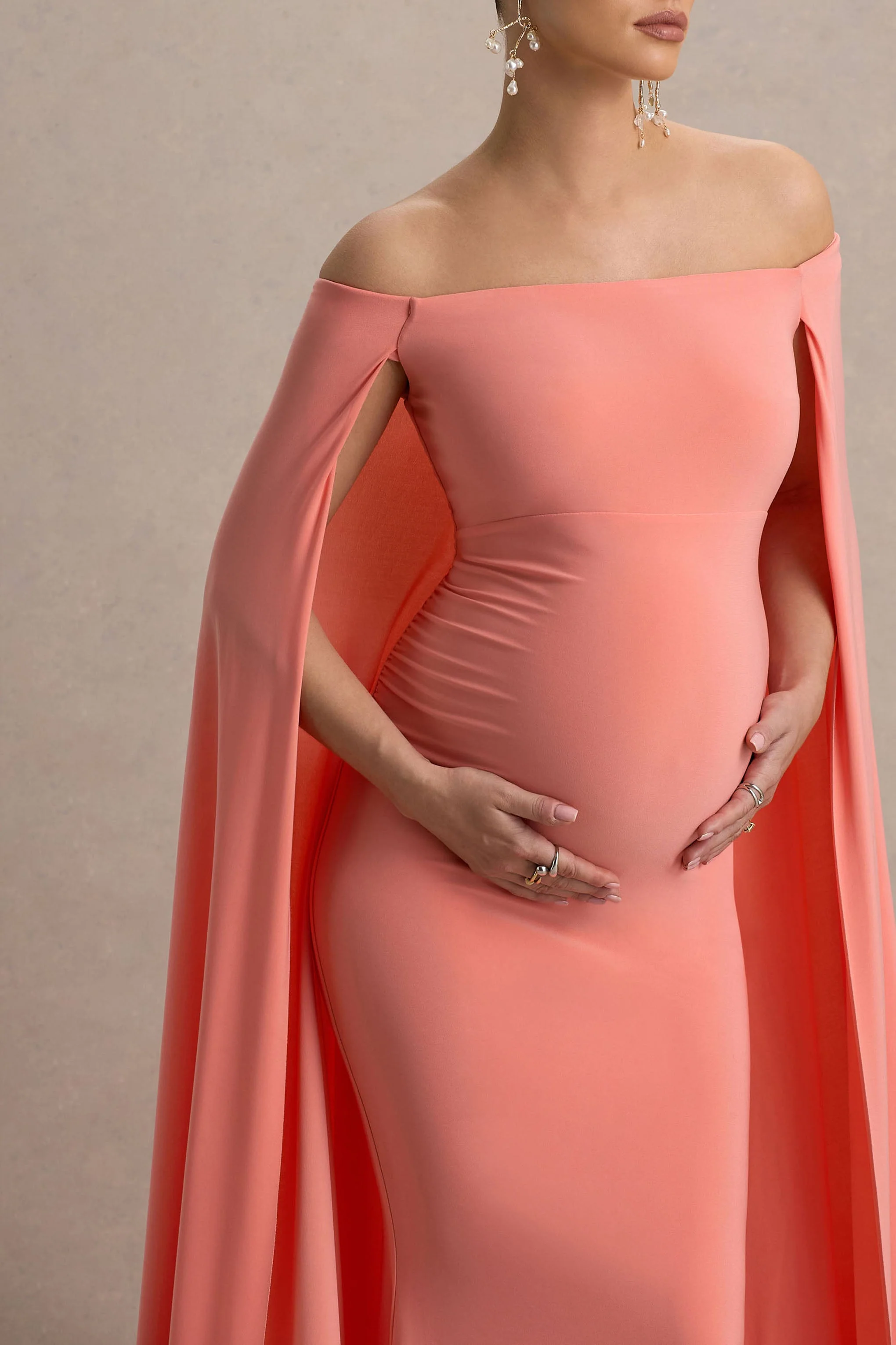 Radiance | Coral Bardot Zwangerschaps Maxi Jurk Met Cape - Image 3