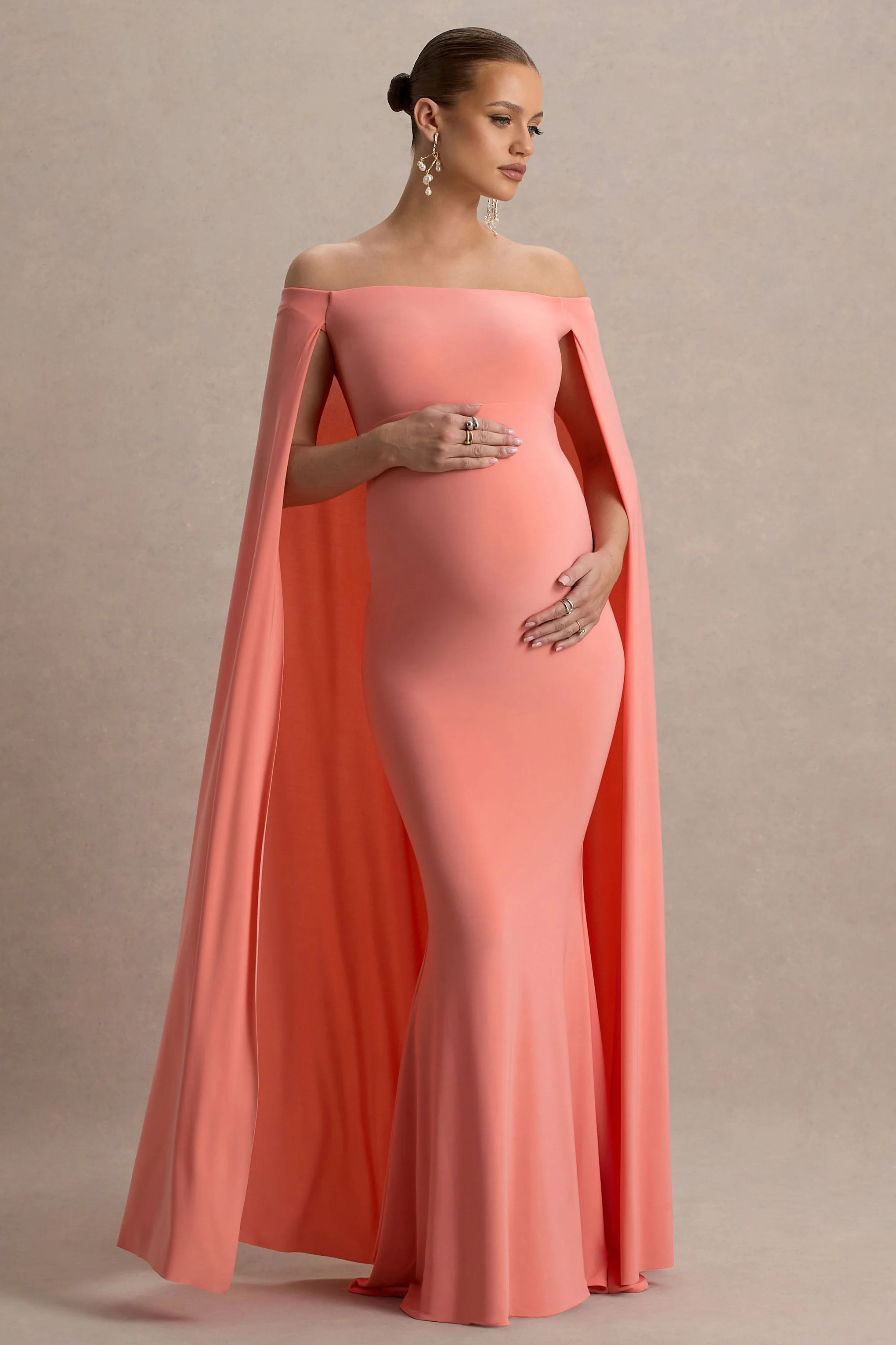 Radiance | Coral Bardot Zwangerschaps Maxi Jurk Met Cape - Image 4