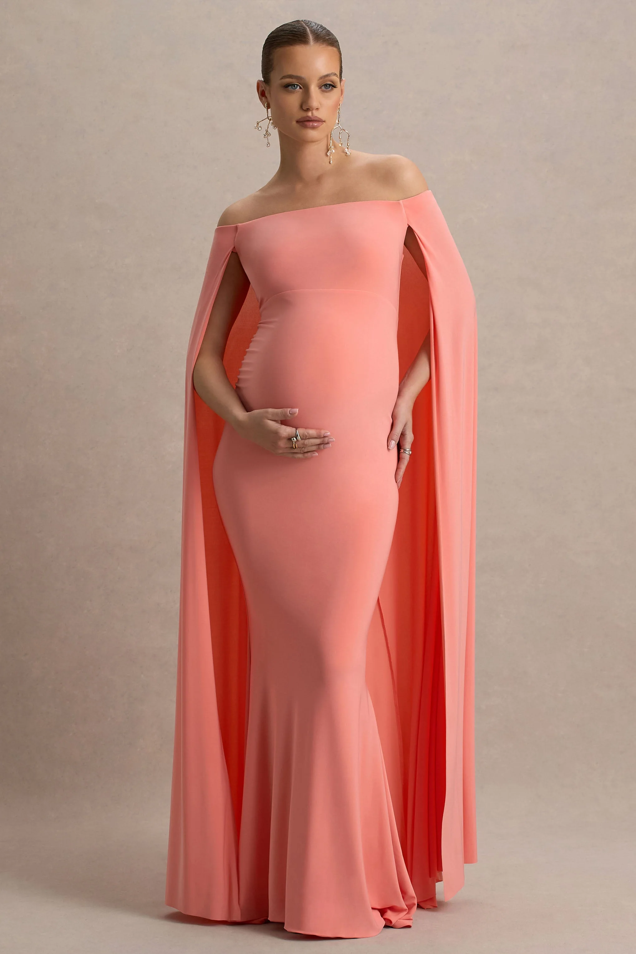 Radiance | Coral Bardot Zwangerschaps Maxi Jurk Met Cape - Image 5