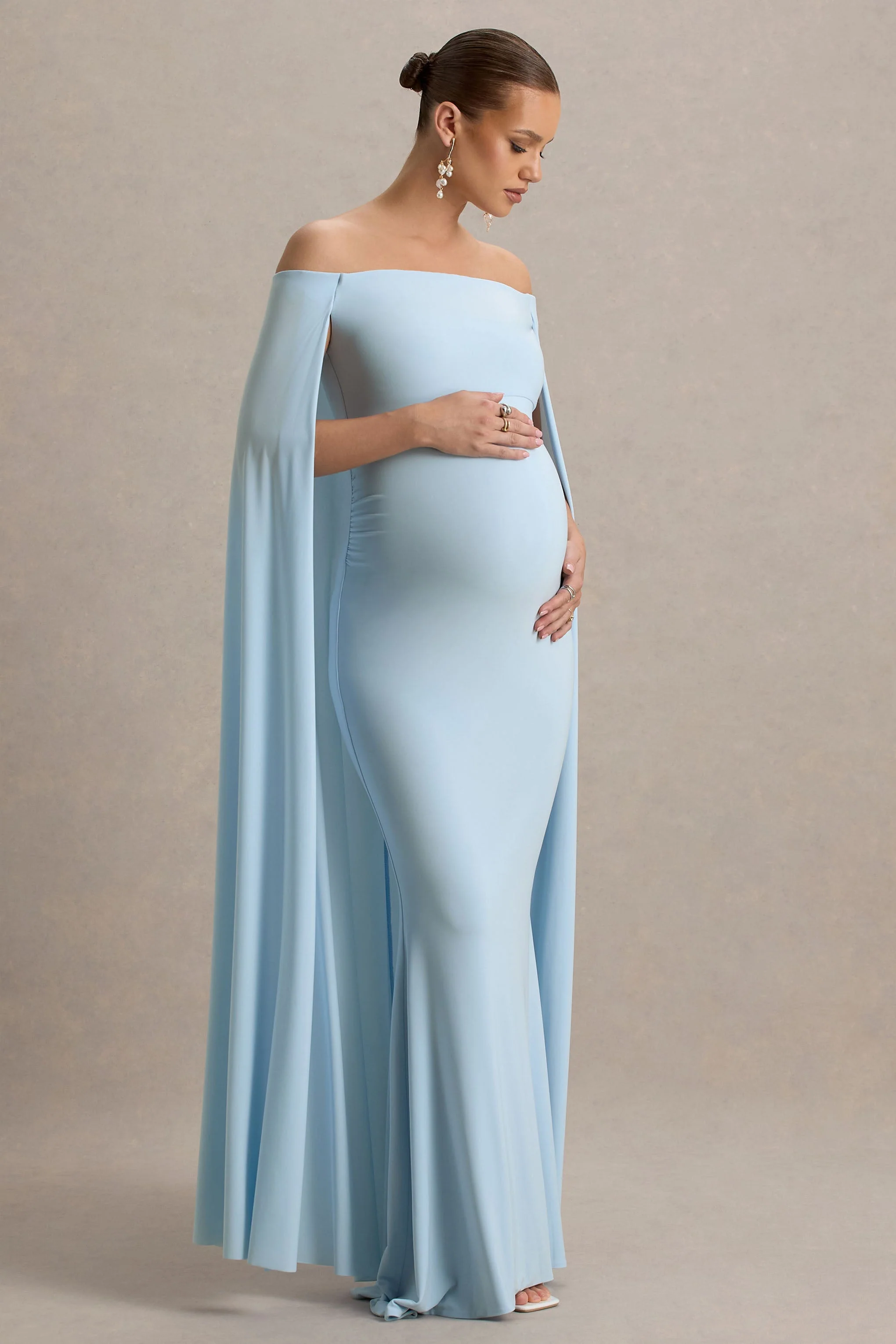 Radiance | Poederblauwe Bardot Zwangerschaps Maxi Jurk Met Cape - Image 5