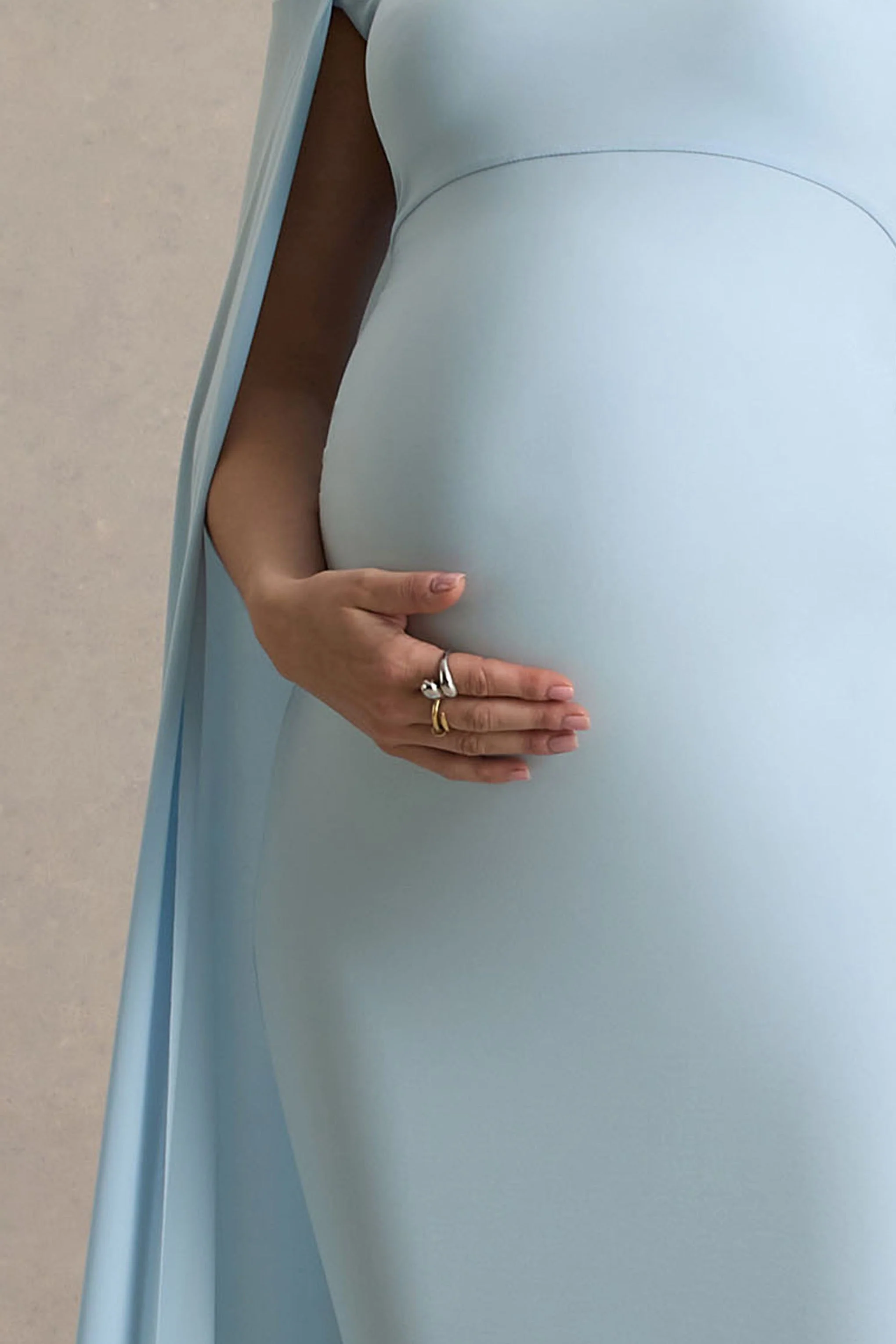 Radiance | Poederblauwe Bardot Zwangerschaps Maxi Jurk Met Cape - Image 6