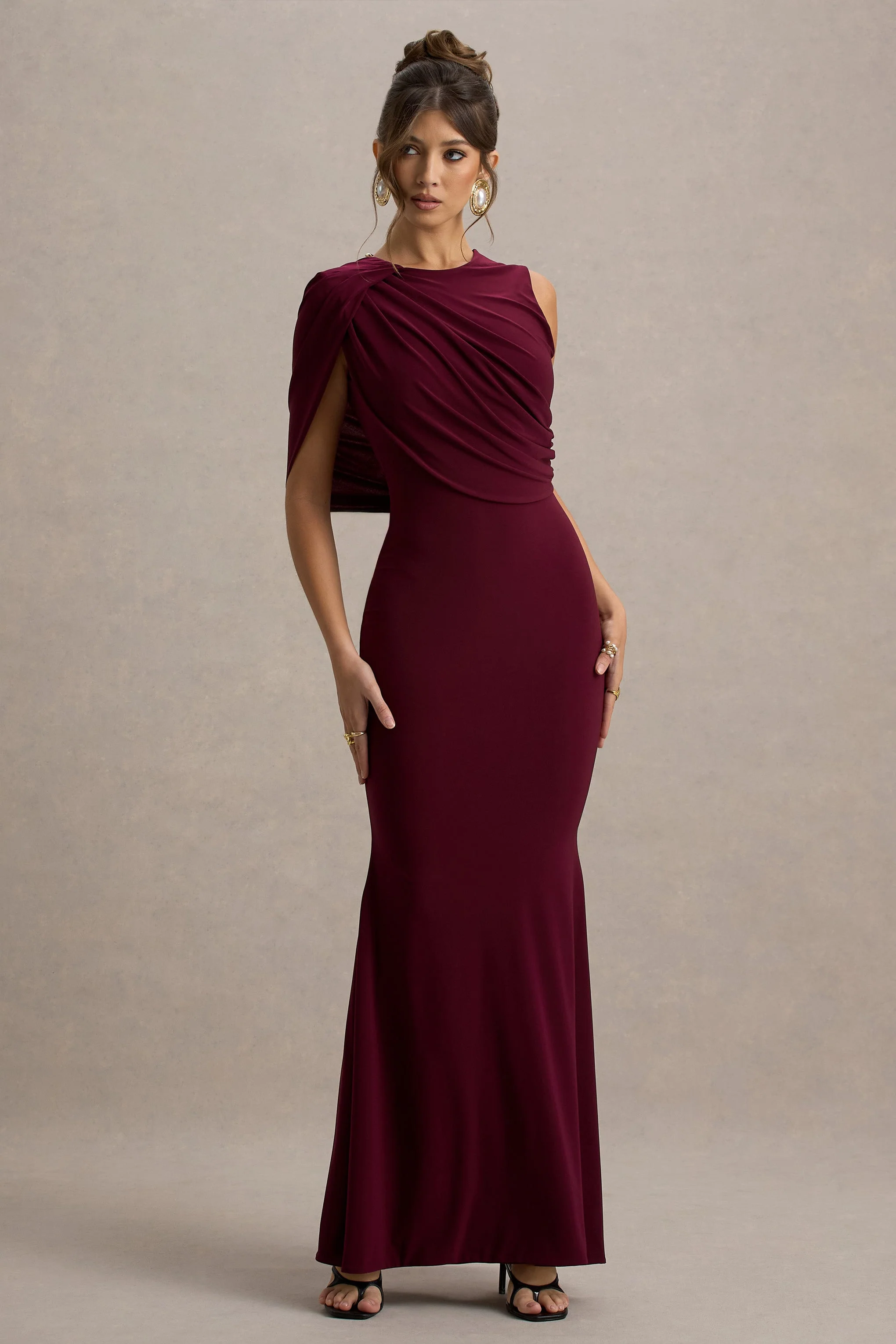 Rae | Bordeaux Cape Maxi Jurk Met Eén Mouw - Image 4