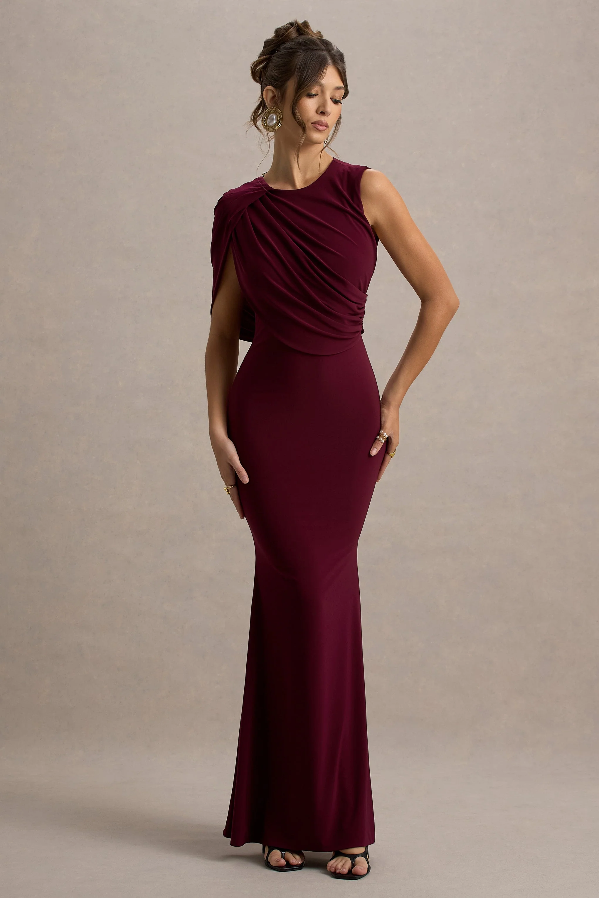 Rae | Bordeaux Cape Maxi Jurk Met Eén Mouw - Image 5