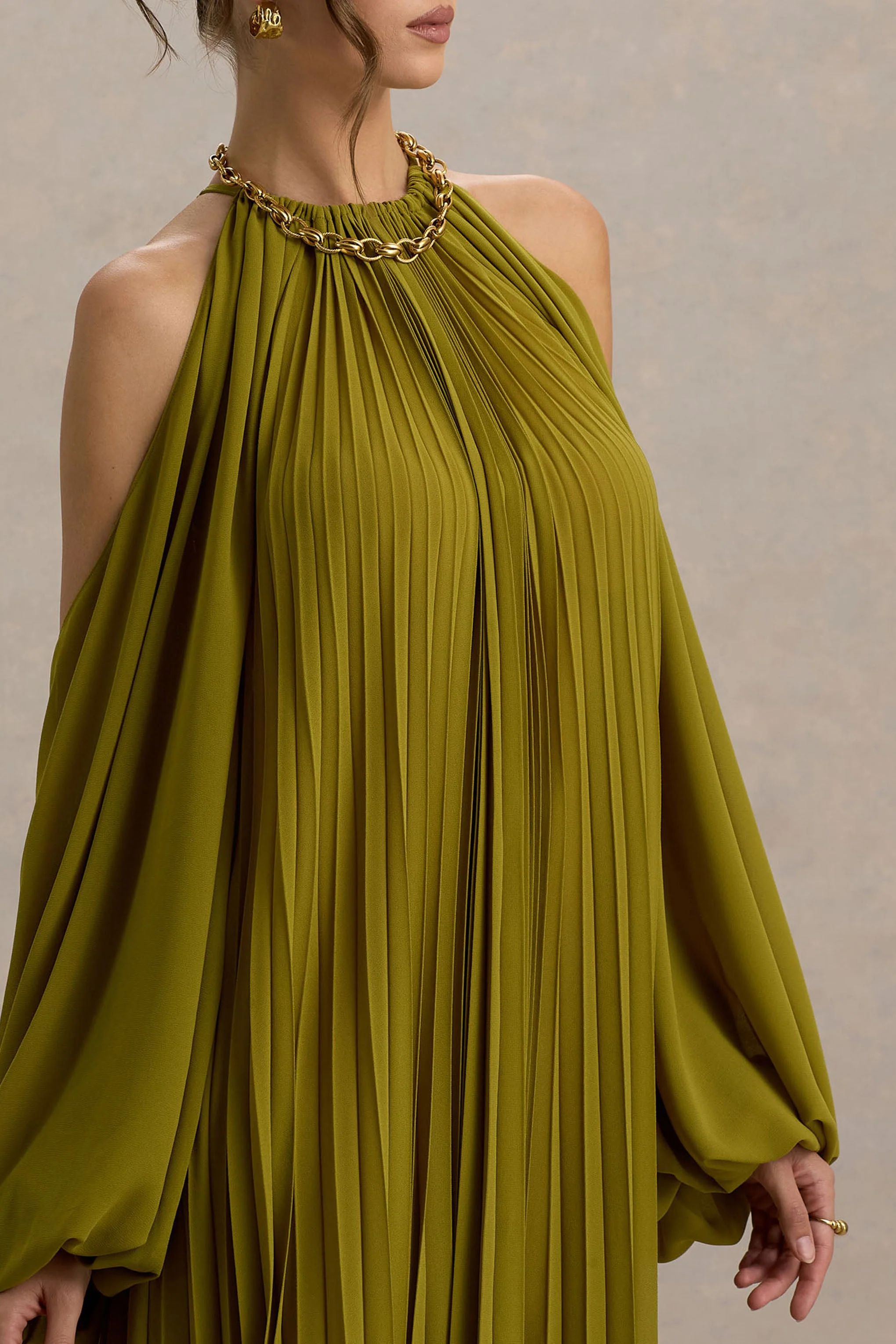 Reyna | Olijfgroene Gerimpeld Chiffon Maxi Jurk Met Blote Schouder - Image 3