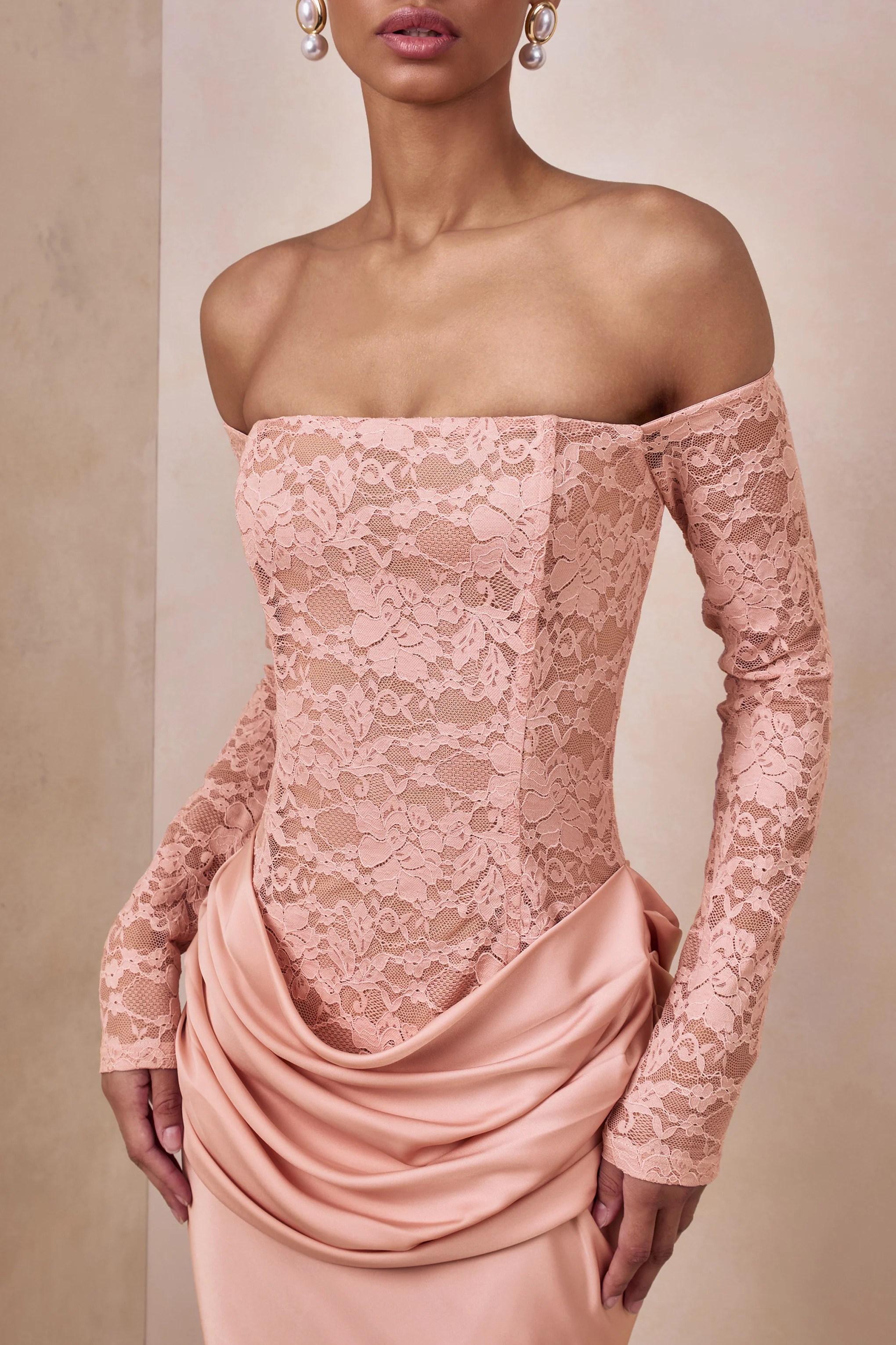 Rinna | Roze Kanten En Satijnen Maxi Jurk Met Bardot Hals - Image 3