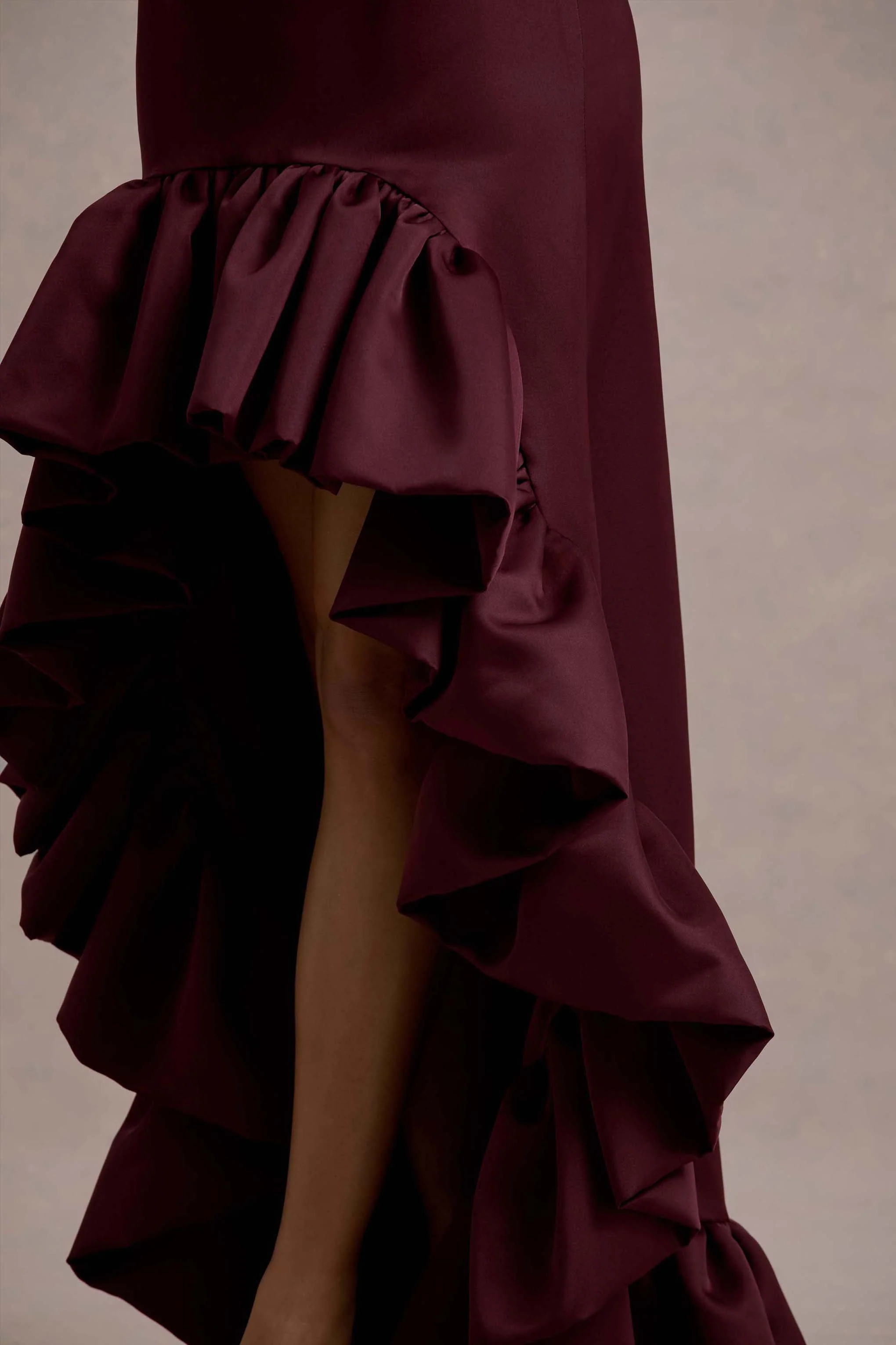 Ruby | Merlot Satijnen Maxi Rok Met Hoog-Lage Hem - Image 9