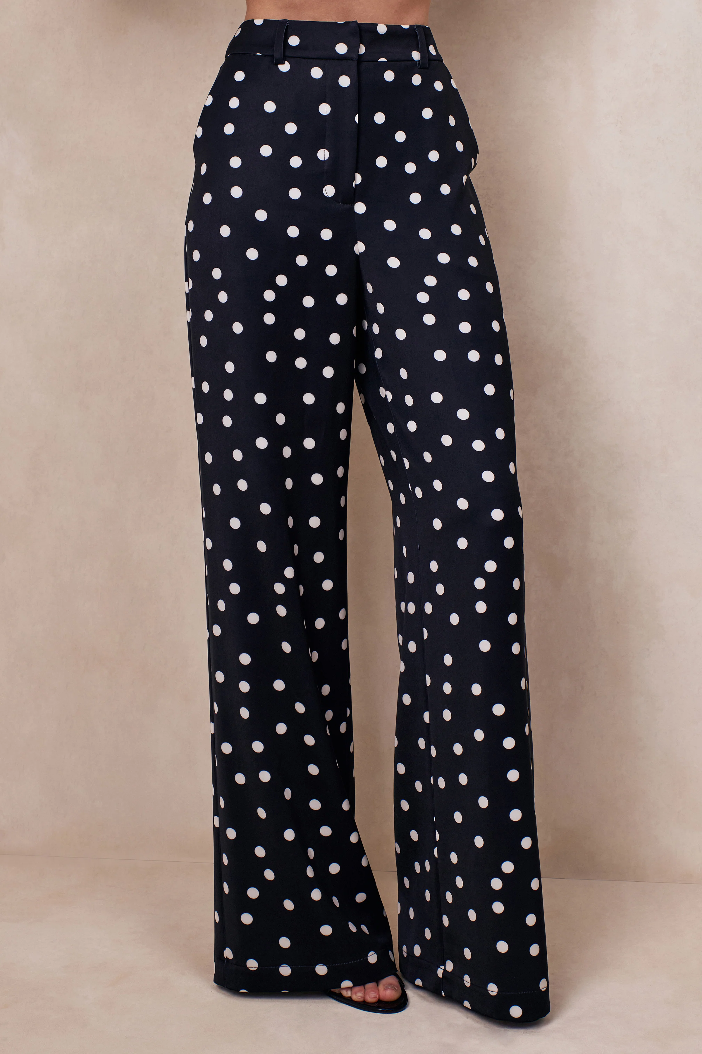 Seloria | Zwart-Witte Satijn Stippen Print Broek Met Wijde Pijpen - Image 3