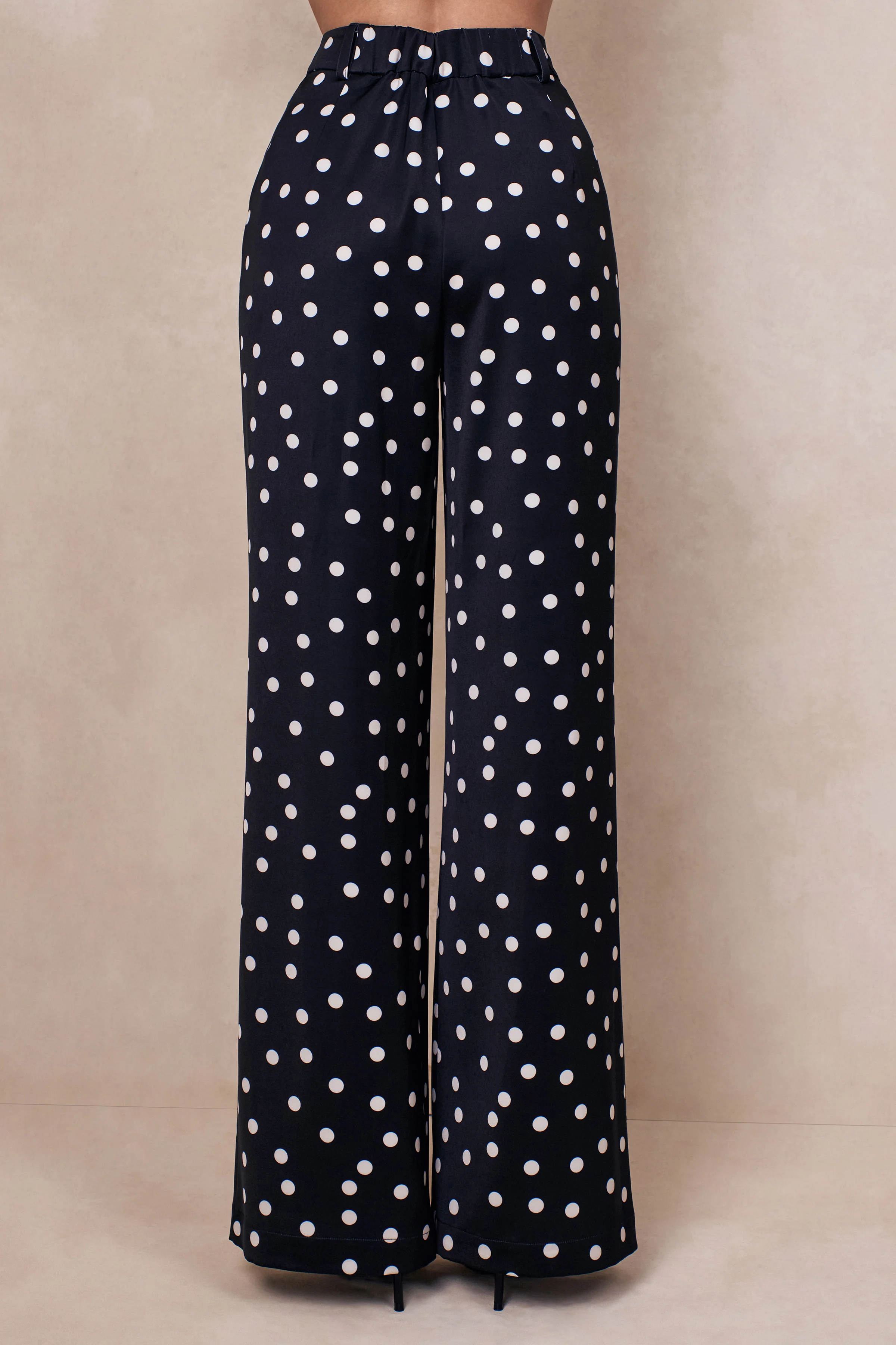 Seloria | Zwart-Witte Satijn Stippen Print Broek Met Wijde Pijpen - Image 4