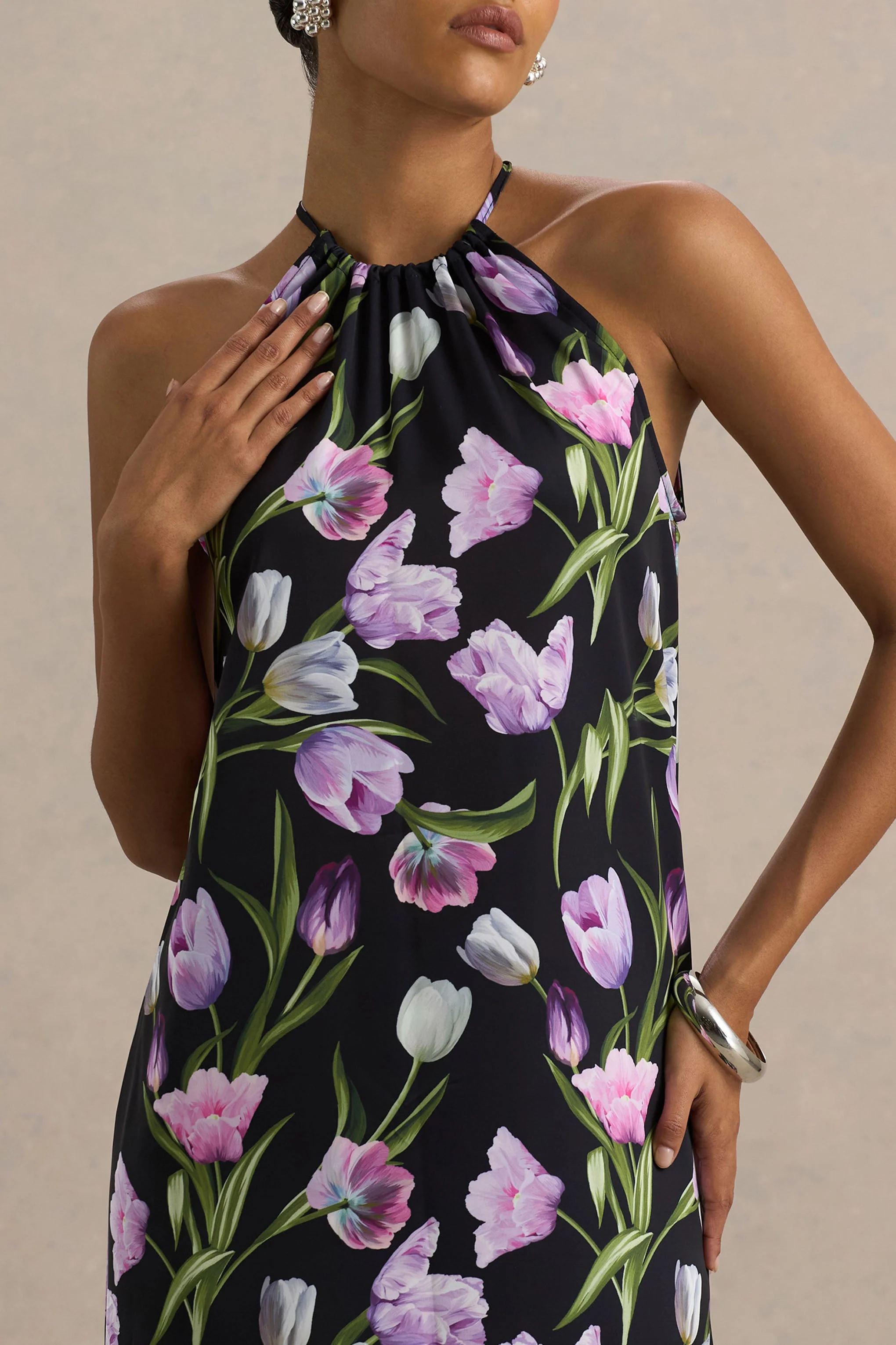 Svana | Zwarte Satijnen Bloemenprint Asymmetrische Halter Nek Maxi Jurk - Image 6