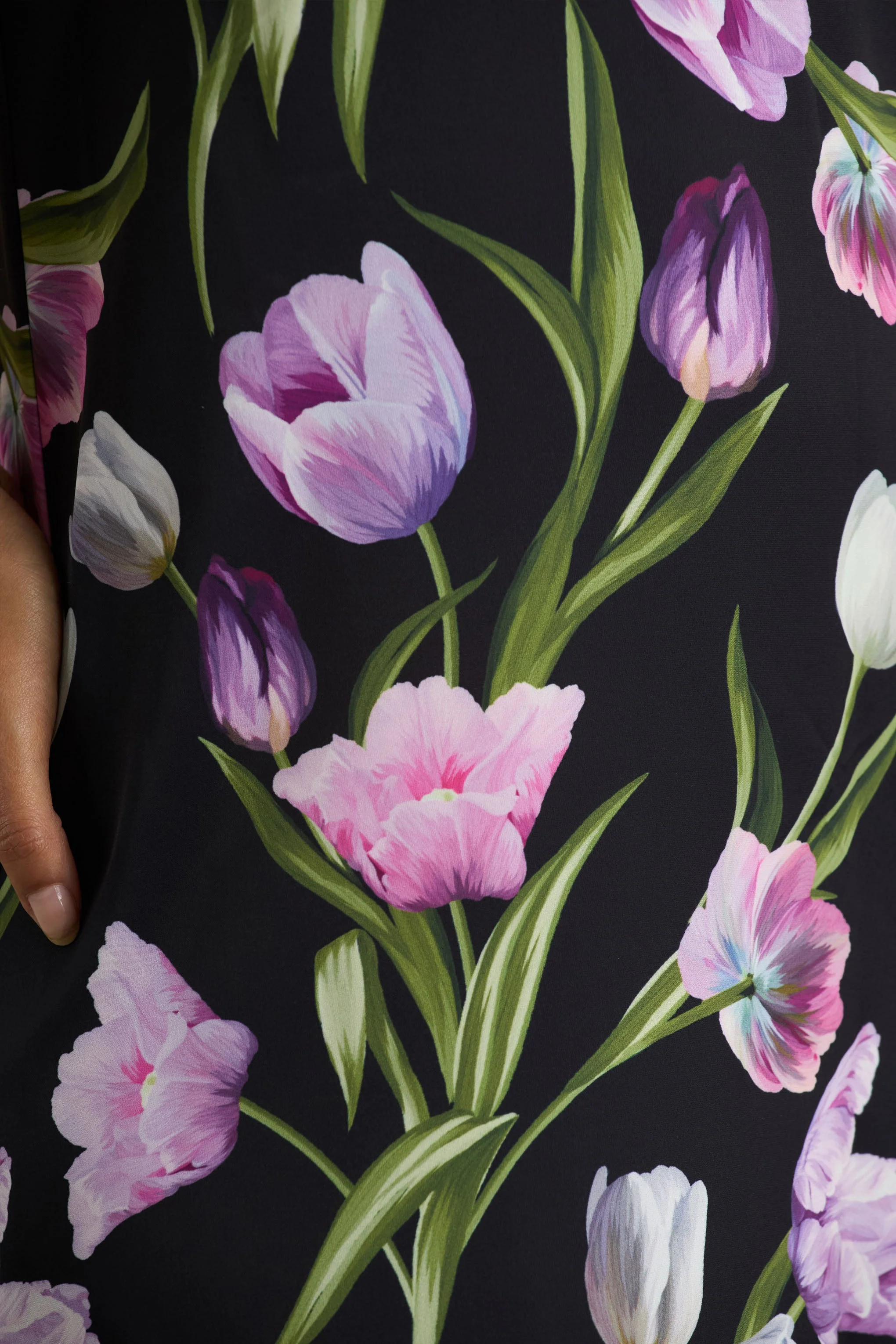 Svana | Zwarte Satijnen Bloemenprint Asymmetrische Halter Nek Maxi Jurk - Image 7