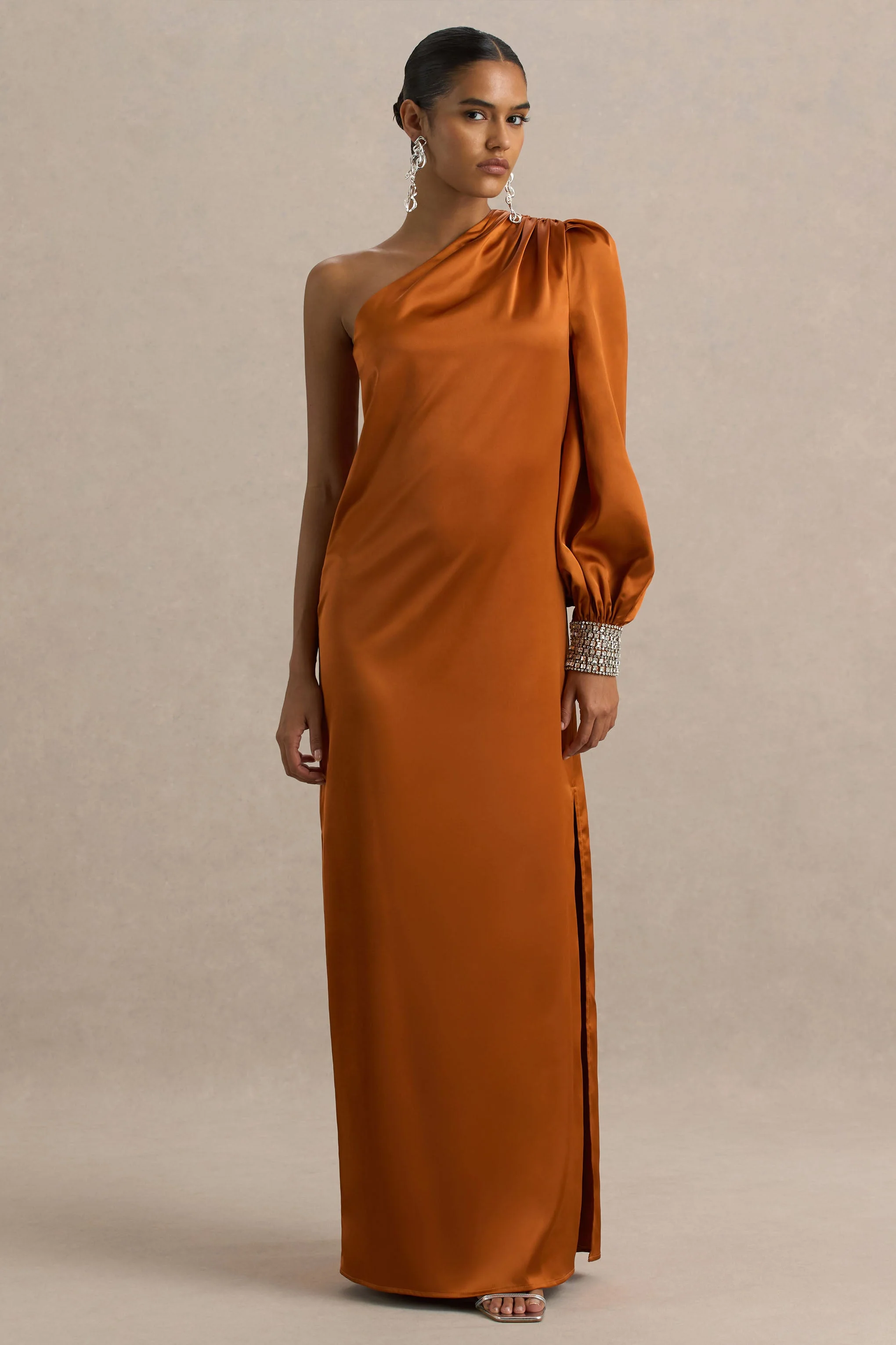 Thelma | Oranje Satijnen Asymmetrische Maxi Jurk Met Één Mouw - Image 3