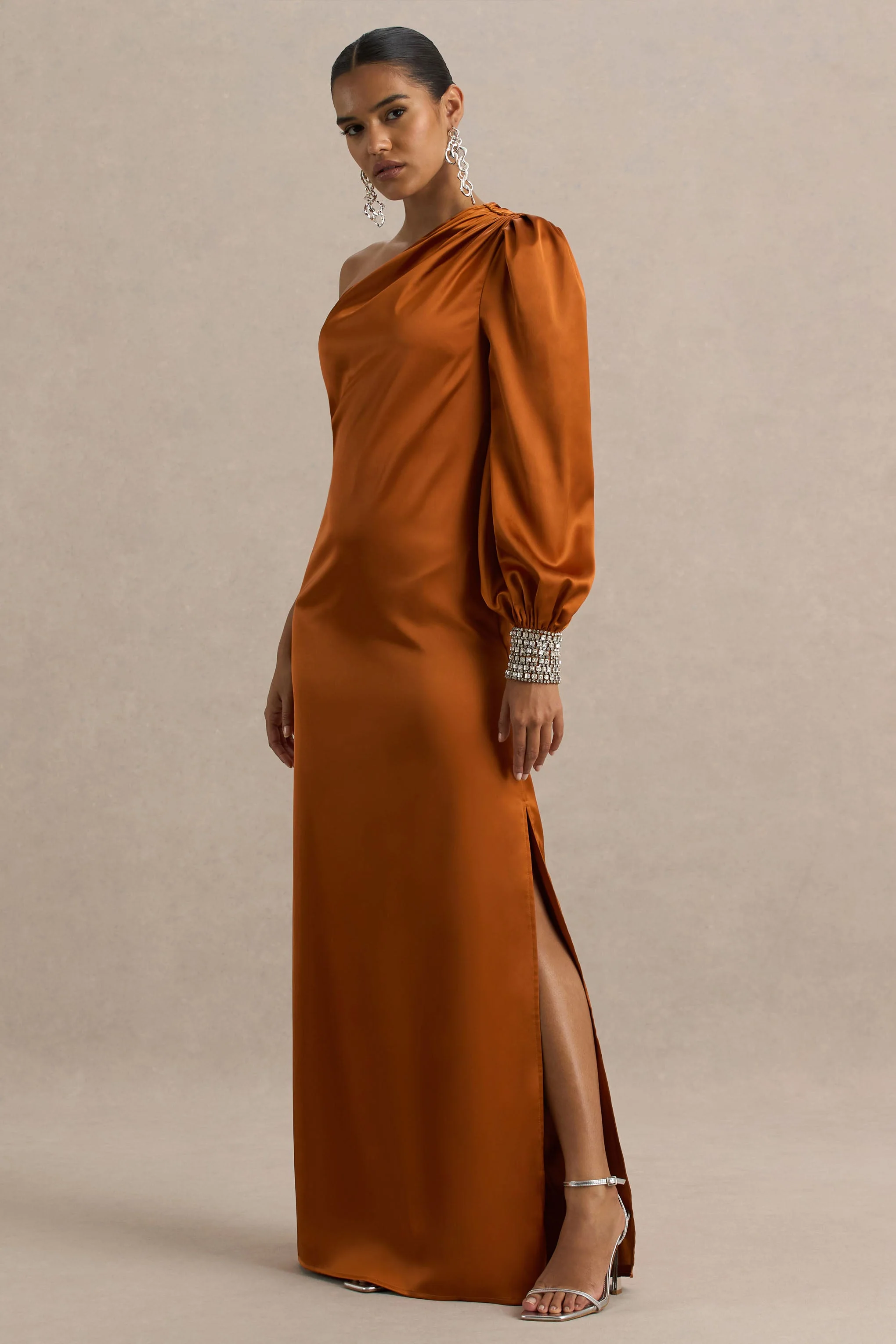 Thelma | Oranje Satijnen Asymmetrische Maxi Jurk Met Één Mouw - Image 4