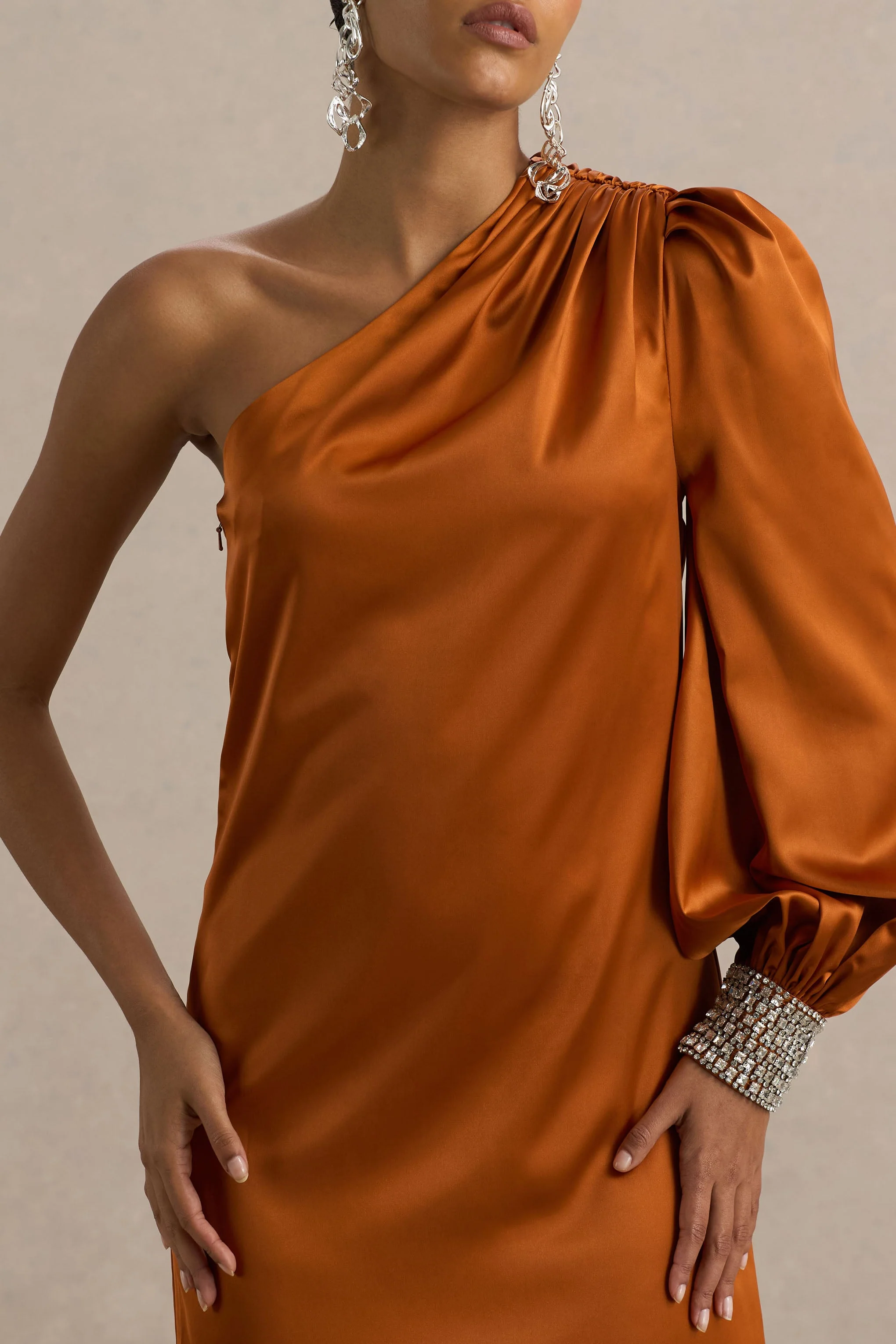 Thelma | Oranje Satijnen Asymmetrische Maxi Jurk Met Één Mouw - Image 6