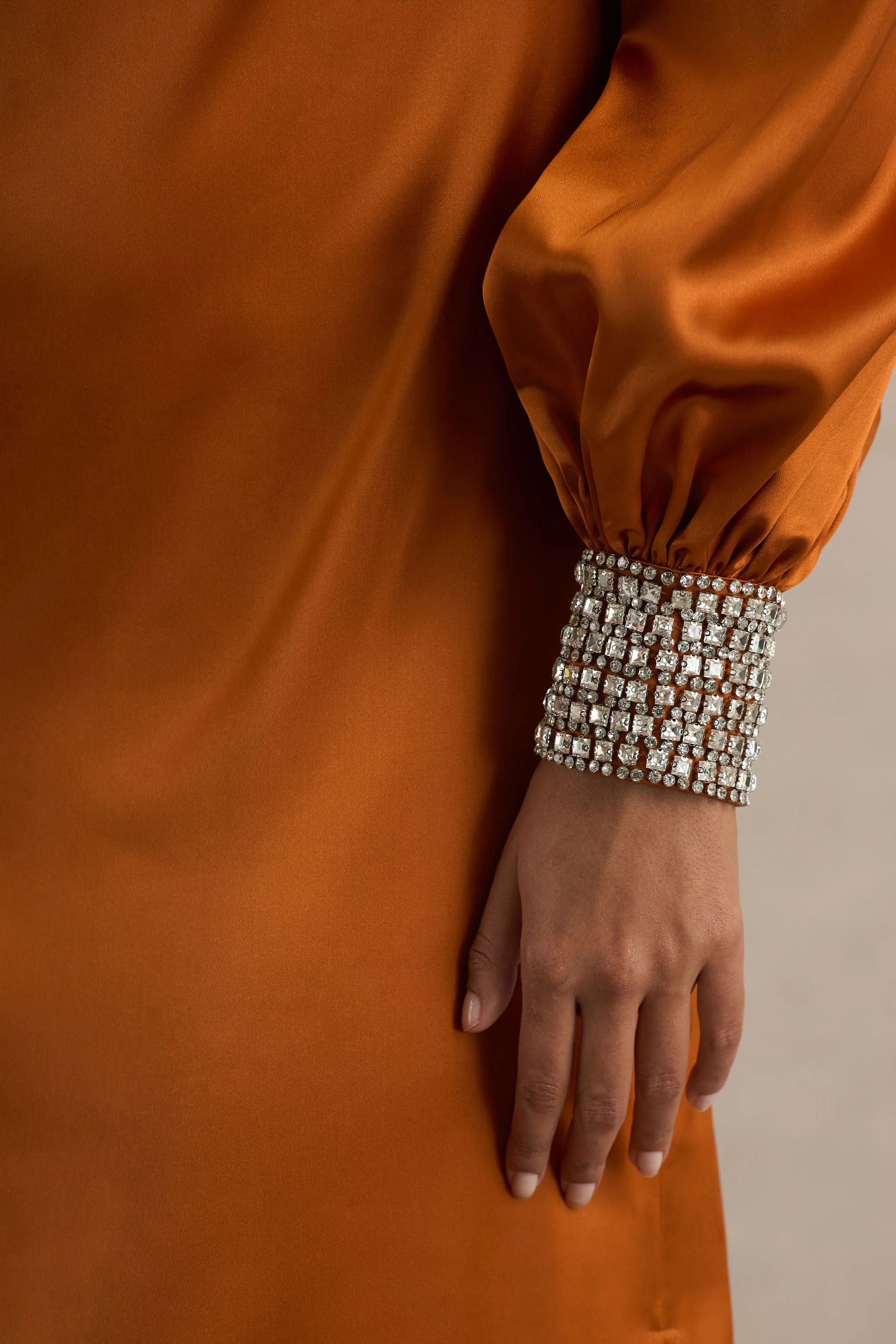 Thelma | Oranje Satijnen Asymmetrische Maxi Jurk Met Één Mouw - Image 7