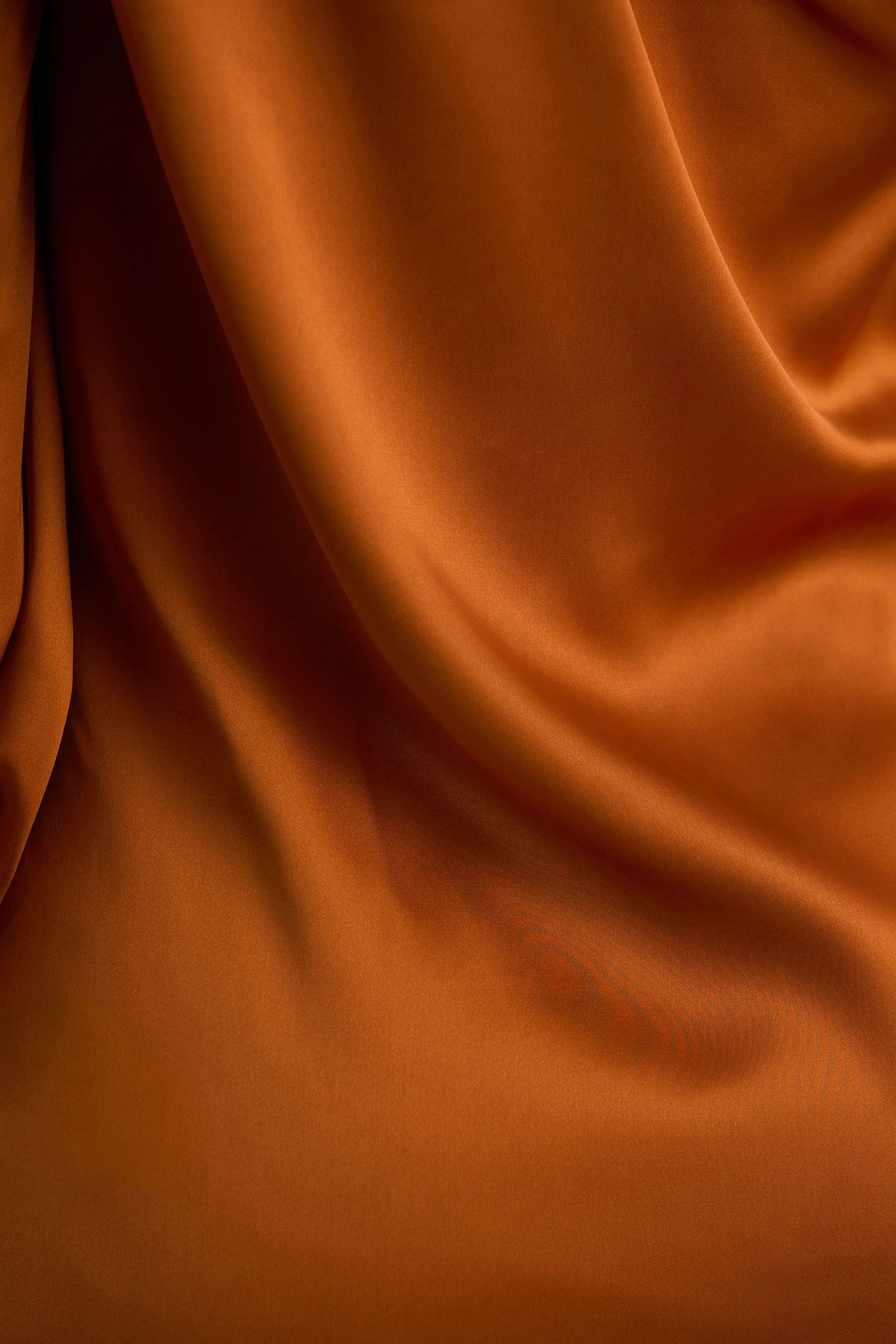 Thelma | Oranje Satijnen Asymmetrische Maxi Jurk Met Één Mouw - Image 8